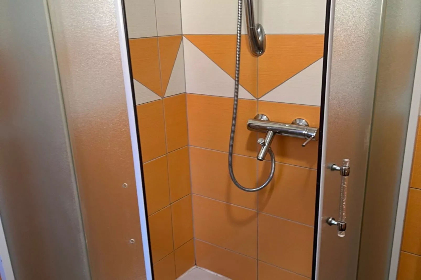 Meadow Tranquil Apartments with Evergreen Garden - Two Bedroom Apartment-Badkamer