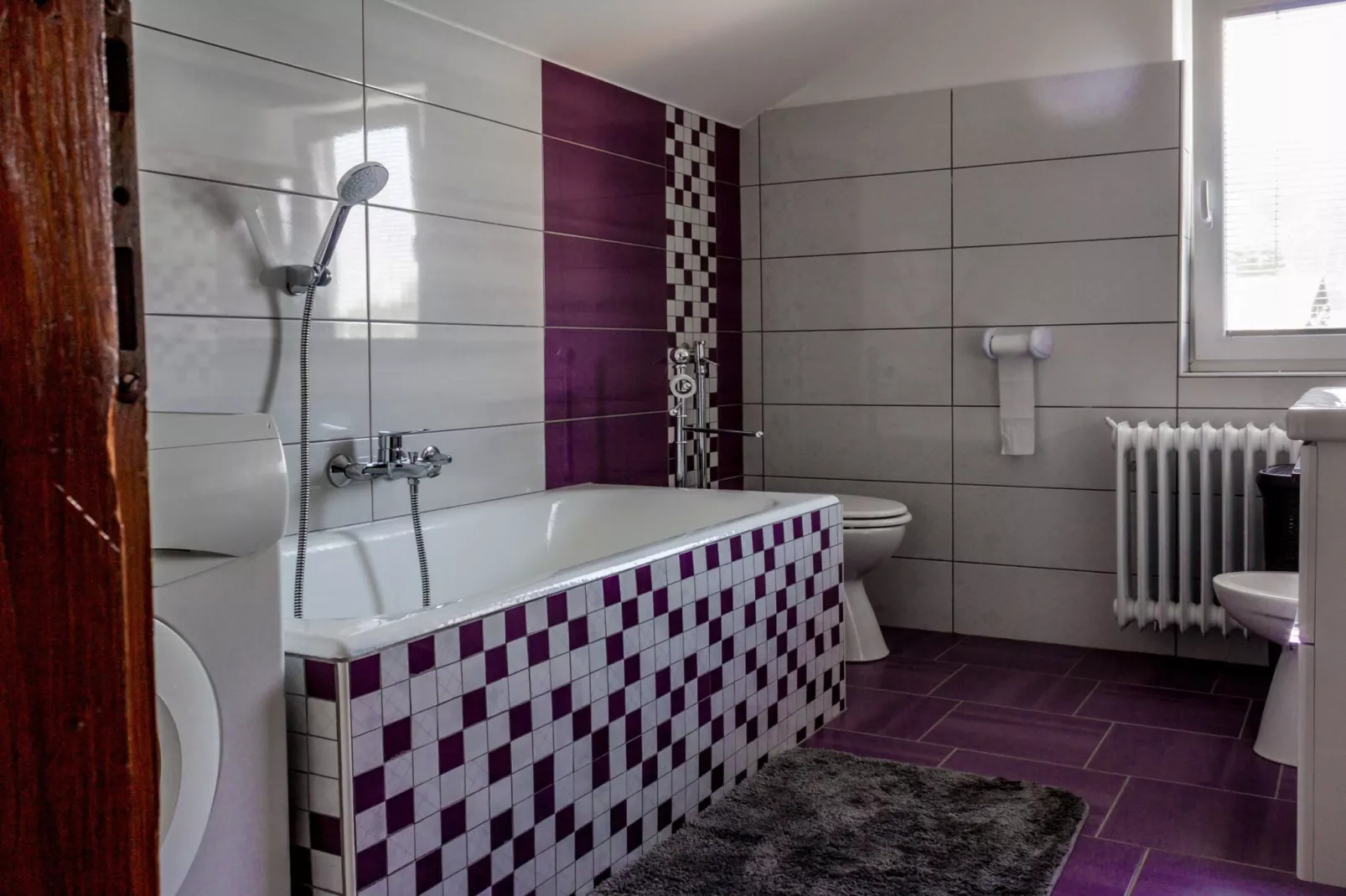 Cozy Holiday Home with Garden, BBQ, and Outdoor Dining Area in Rečica ob Savinji - Two Bedroom Apartment-Badkamer