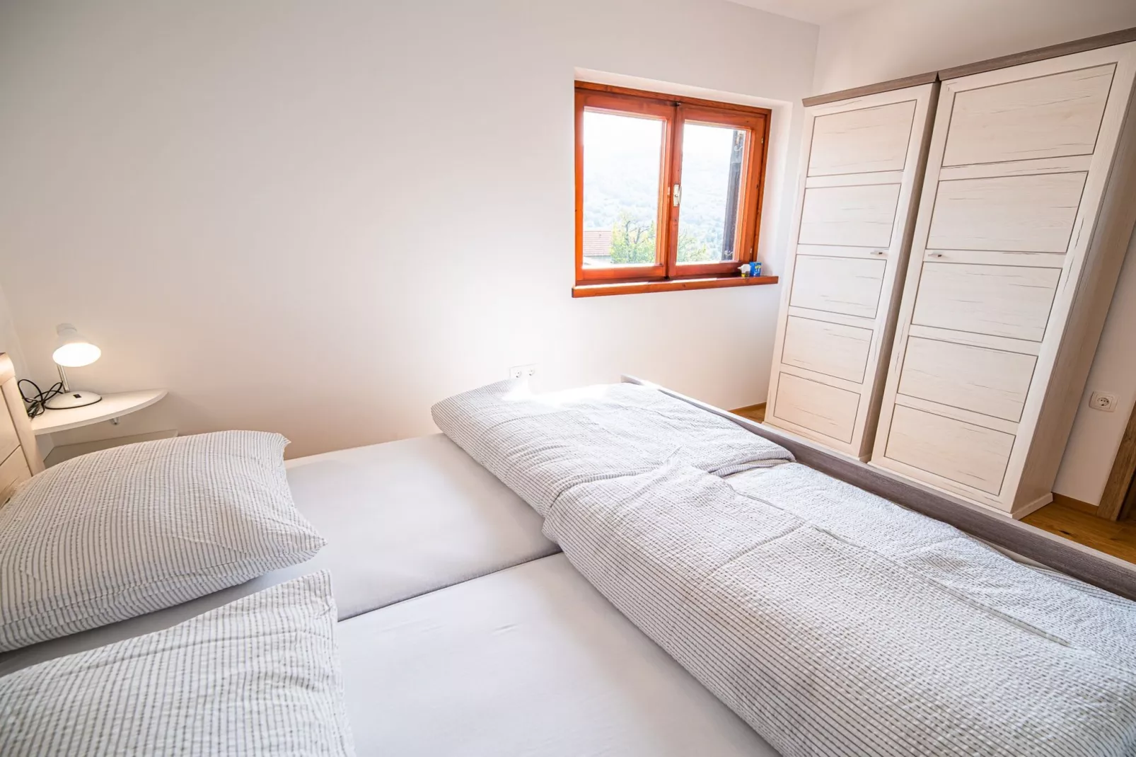 Serene Hollow Holiday Home with Mountain View - Two Bedroom Holiday Home with Mountain View-Slaapkamer