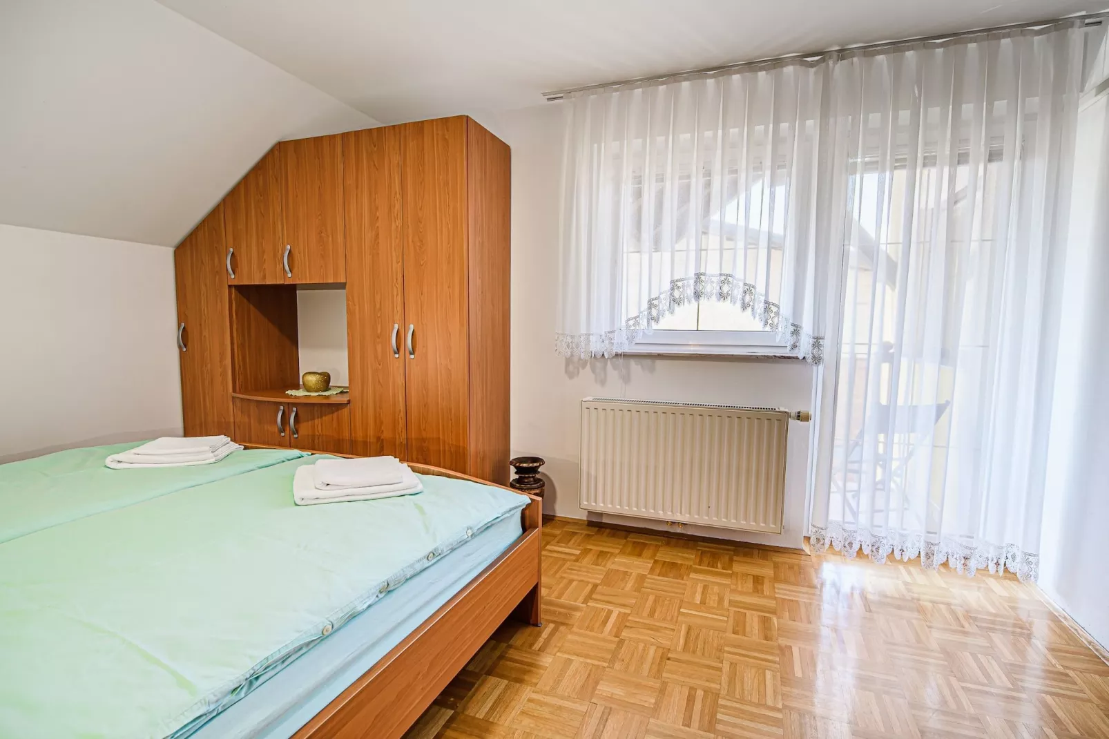 Sunny and Spacious Apartments with Terrace near Water Park - Three Bedroom Apartment with Terrace-Slaapkamer