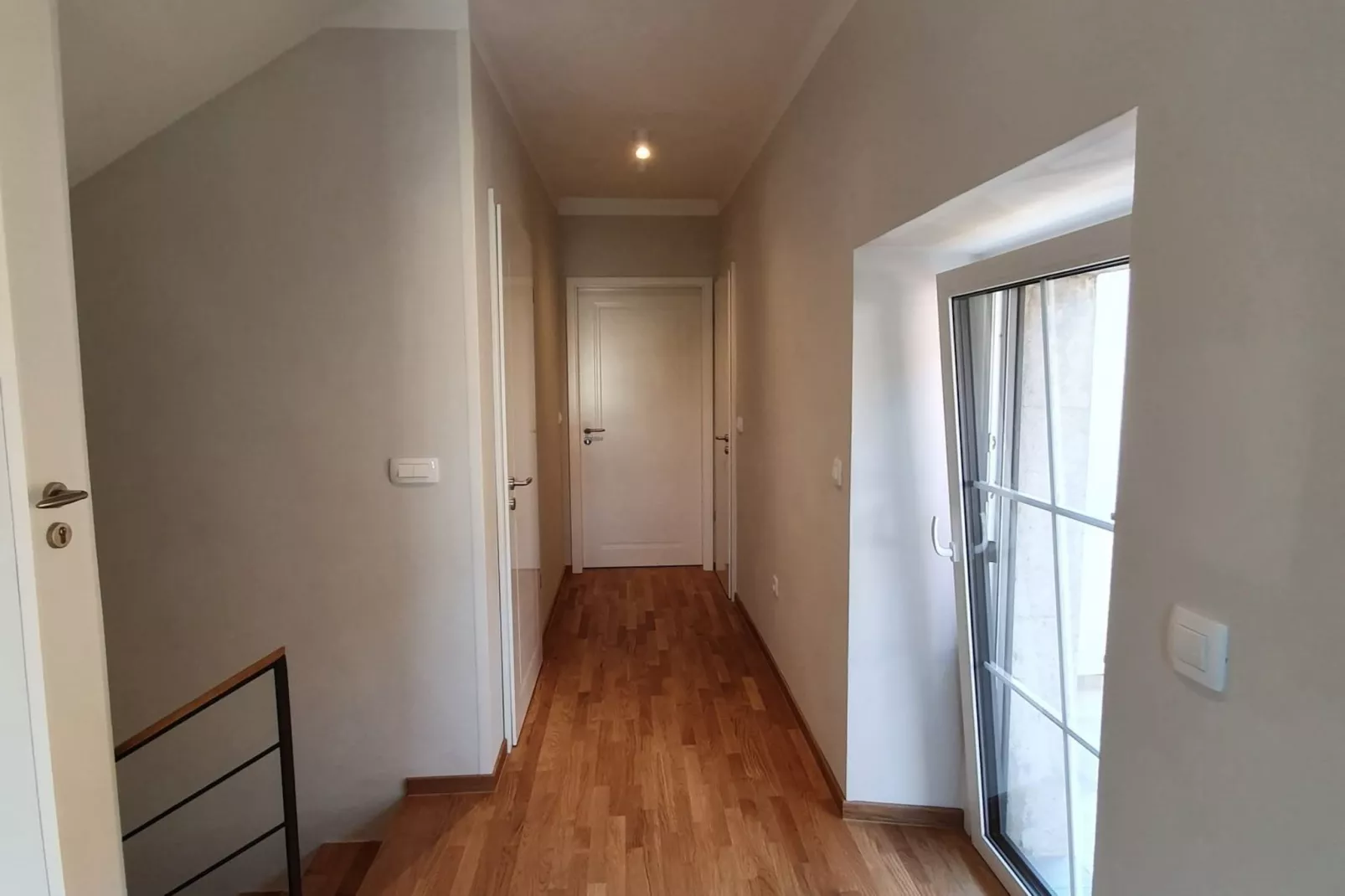 Komen Getaway Holiday Home with Balcony - Four Bedroom Holiday Home with Balcony-Binnen