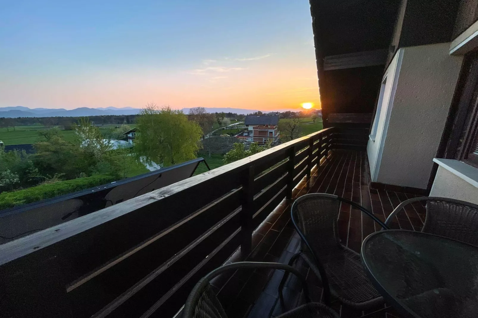 Vibrant and Charming Apartment with Balcony and Mountain View - Two Bedroom Apartment with Balcony and Mountain View-Terrasbalkon