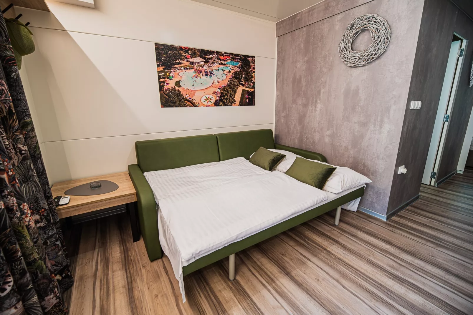 Lake Serenity Premium Mobile Homes with Thermal Riviera Tickets - Three Bedroom Mobile Home 15\/029 - Slaapkamer