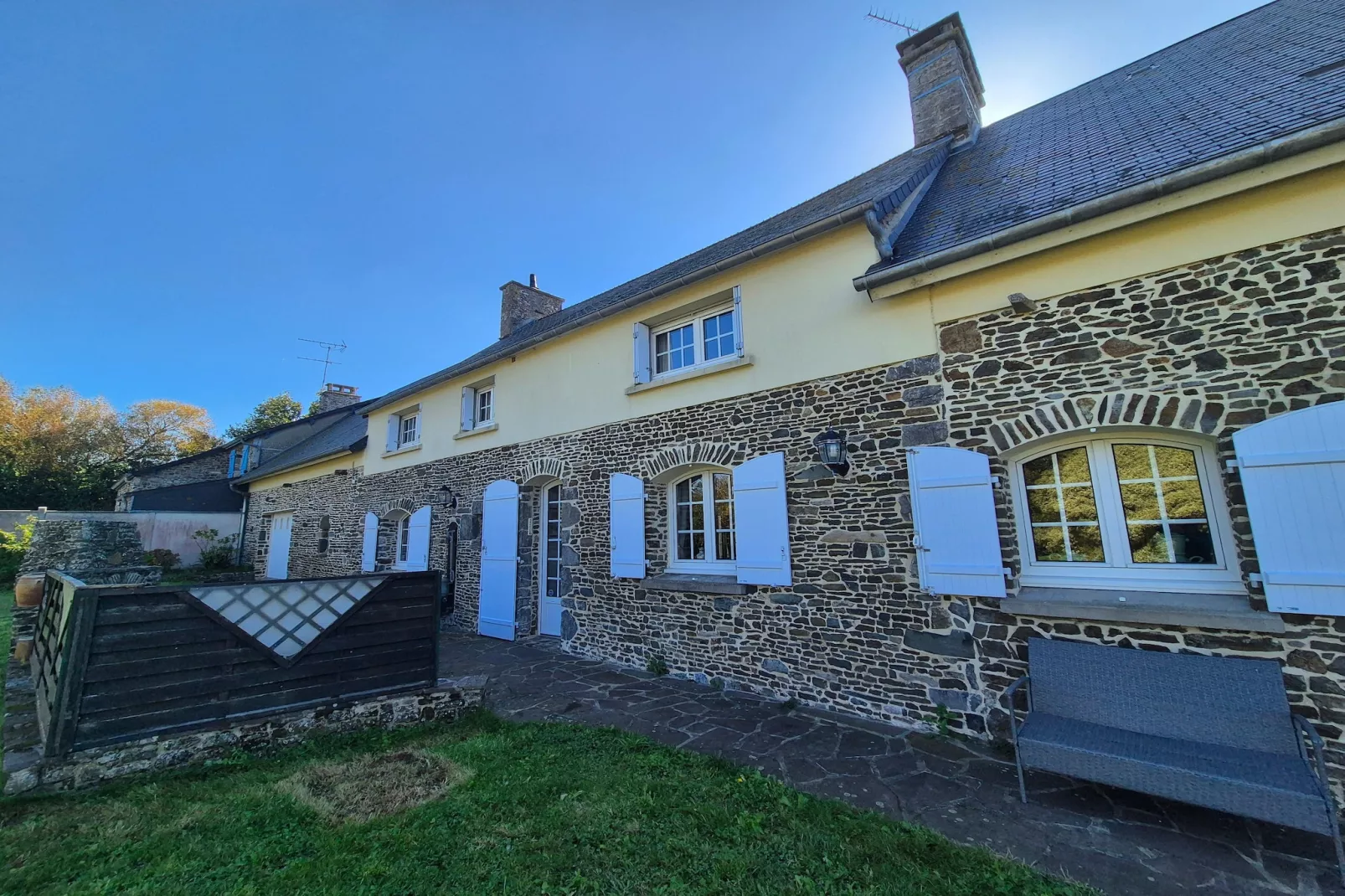 Gîte de la Valette-Buitenkant zomer