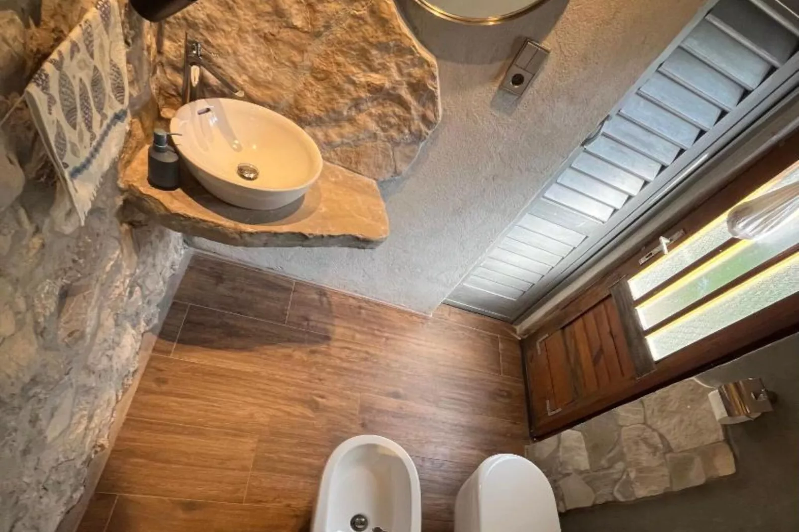 Romantic Stone House and Yard Near Stunning Beach - Two Bedroom Holiday Holiday Home  with  Patio and Terrace-Badkamer