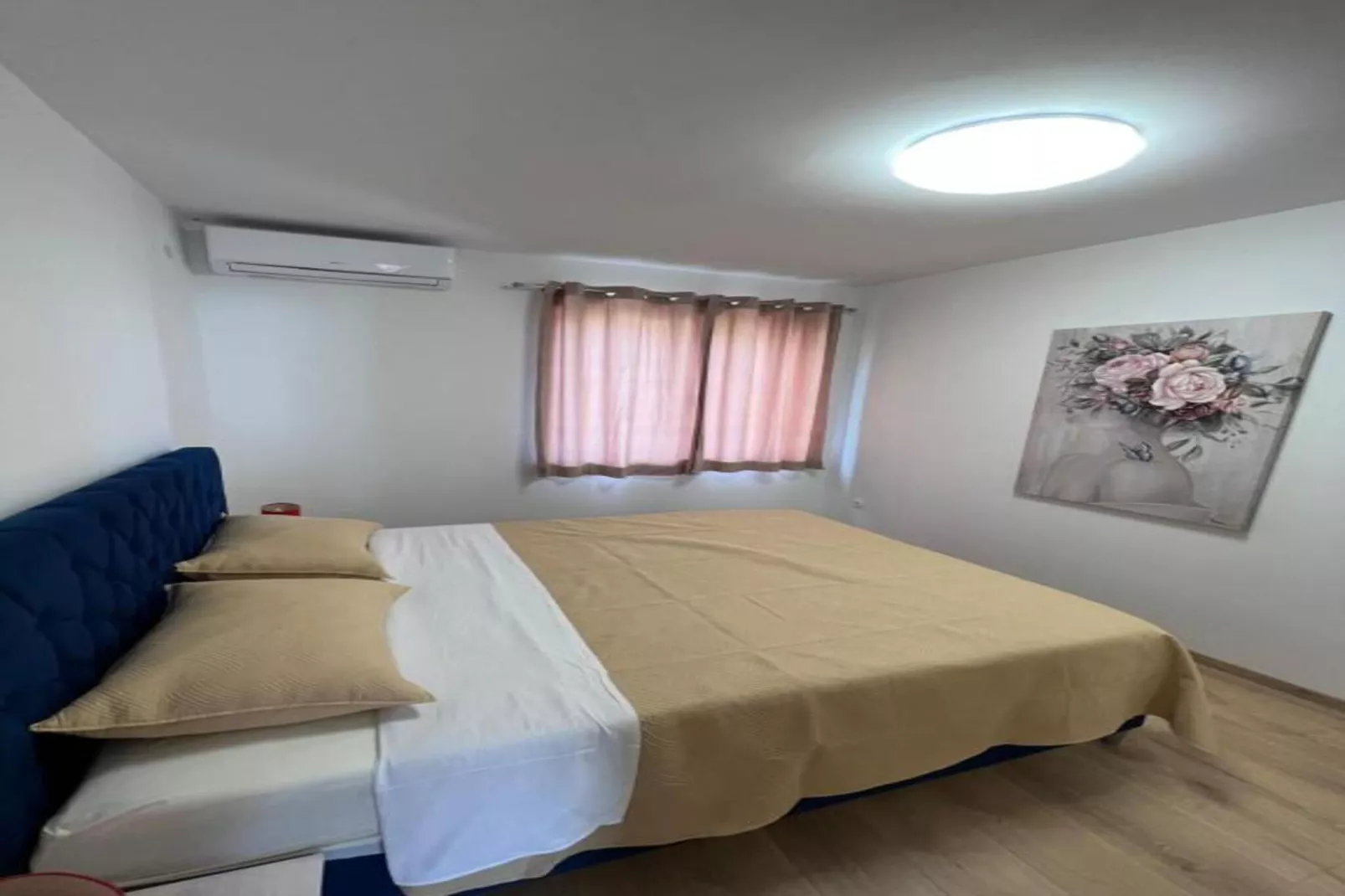 Four-Bedroom Apartment With Sea View-Slaapkamer