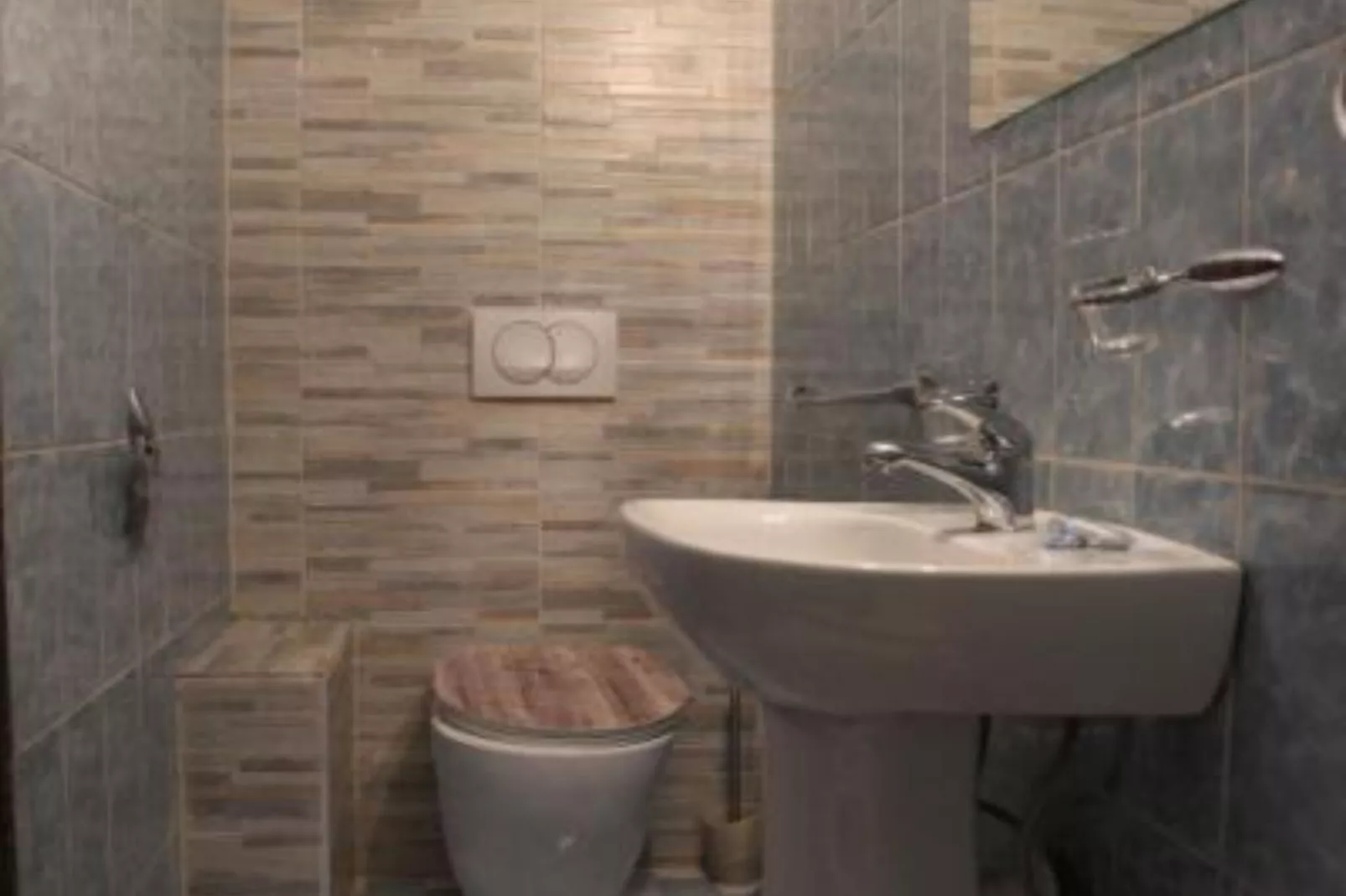 Quaint & Affordable Stay in Budva Traditional Stone House - Family Room 2-Badkamer