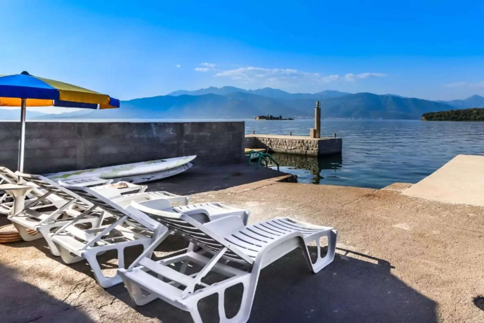 Beachfront Escape – Steps from the Crystal-Clear Sea - One Bedroom Apartment 1-Sfeer