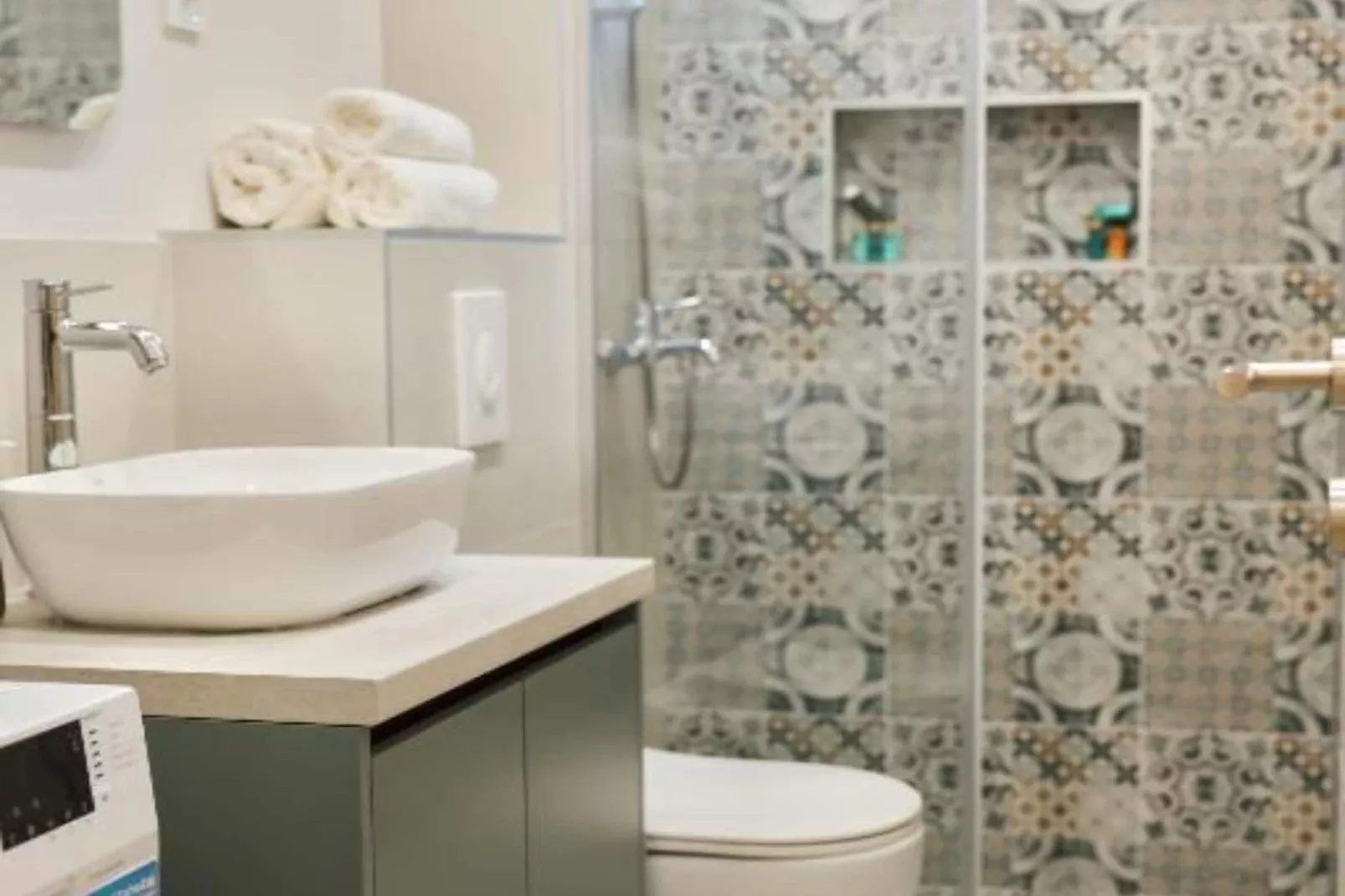 Stylish Apartment with Modern Elegance in Herceg Novi Area - Deluxe One Bedroom Apartment with Terrace-Badkamer