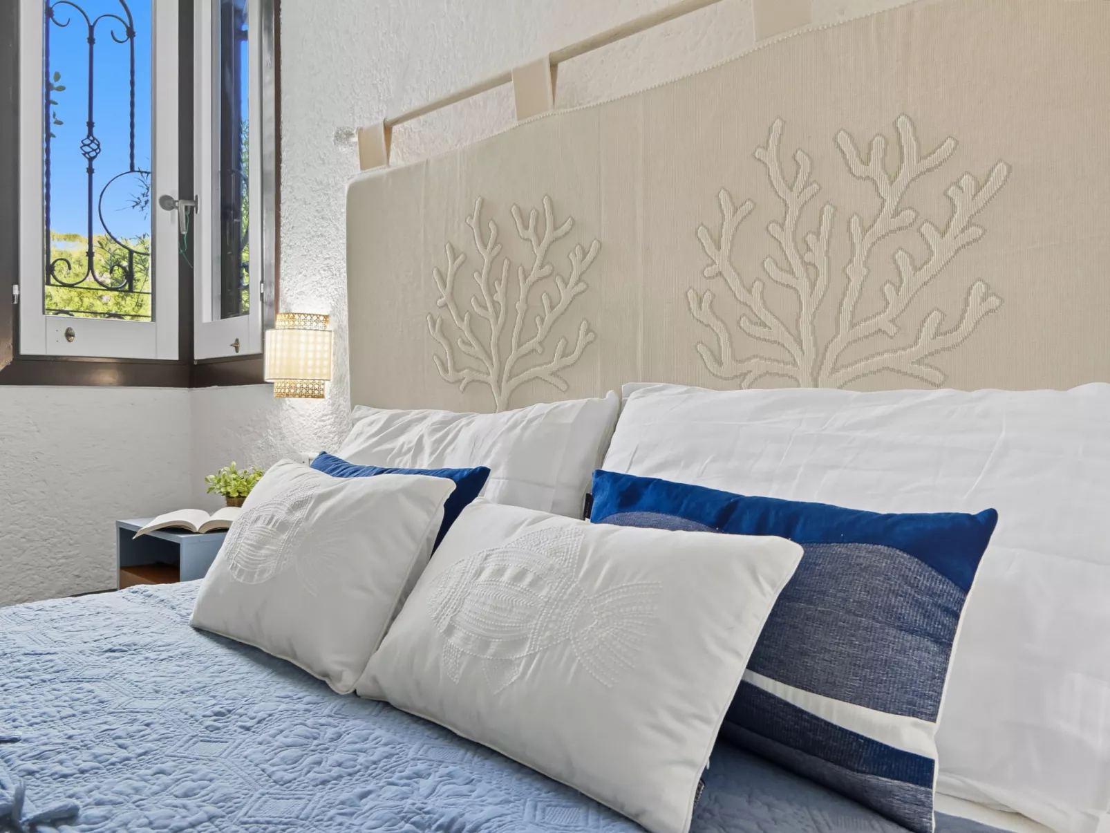 Iris 5, Terza Spiaggia-Binnen