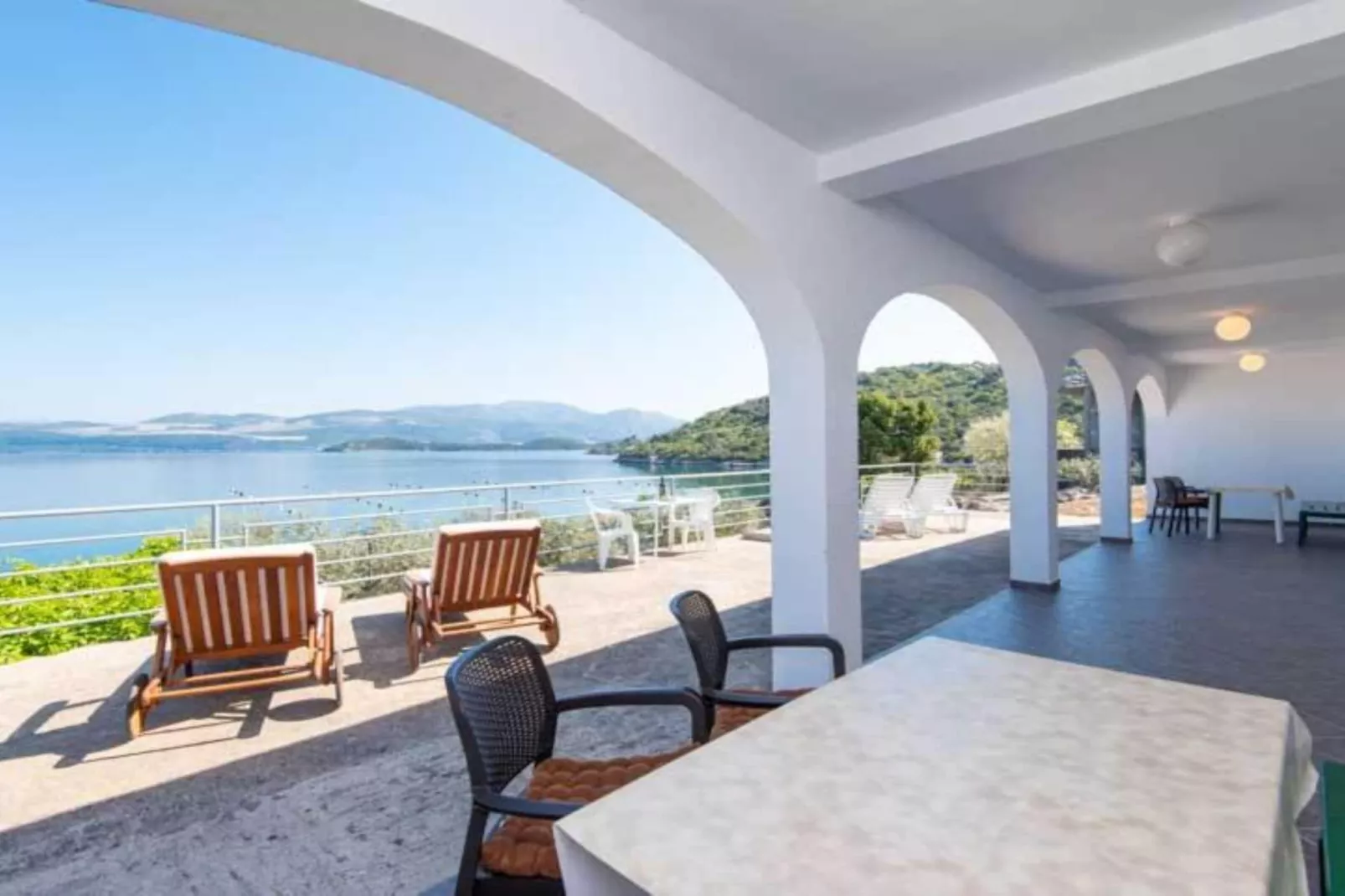 Spacious and Cozy Seafront Apartments - Two Bedroom Apartment  with Terrace and Sea View-Buitenlucht