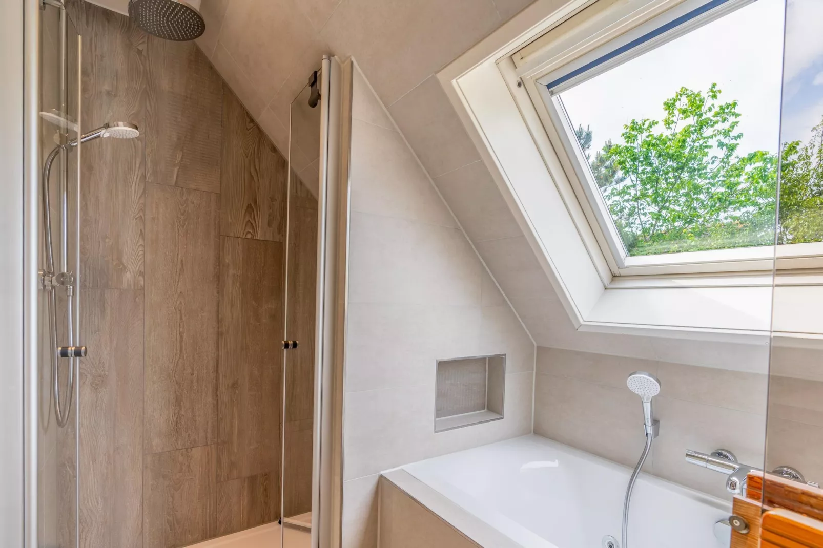 Kamperfoelie 27-Badkamer