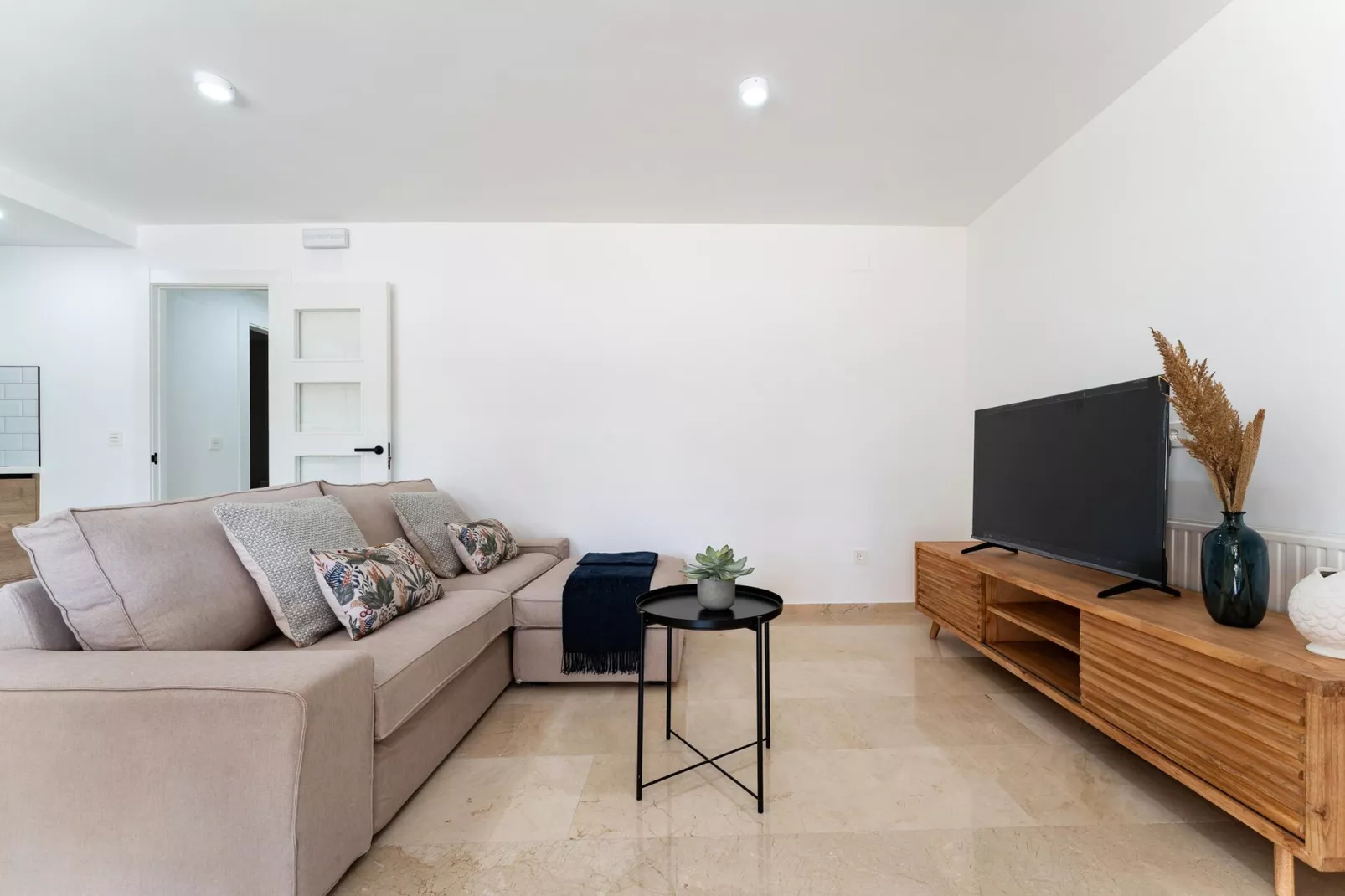 CT 393 - Faro's Soulrise Rooftop - Marbella Beach-Woonkamer