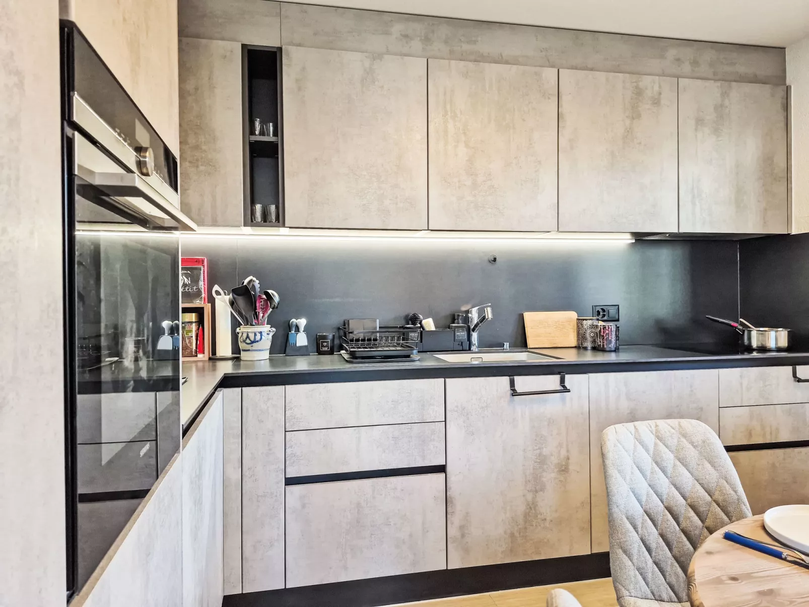 Ambassador 2/1-Binnen