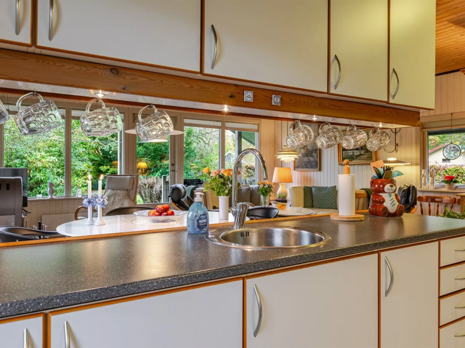 "Mika" - 300m from the sea-Binnen