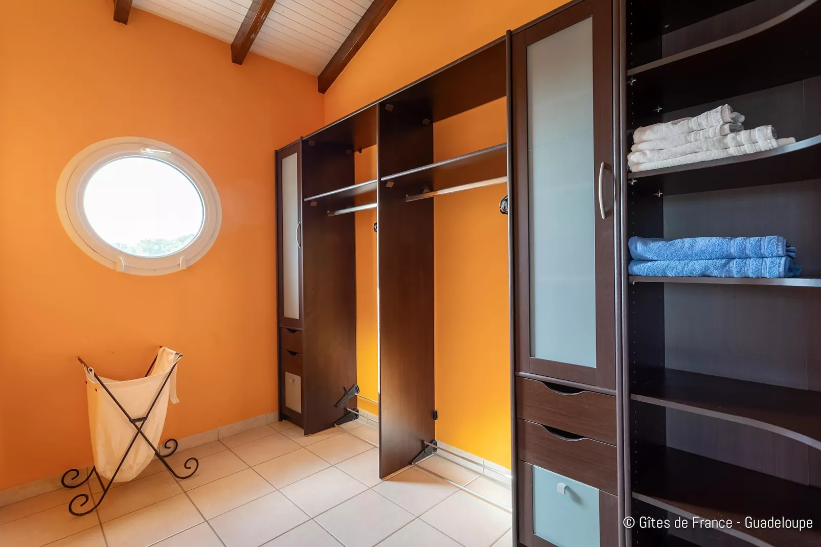 Paradise Bay Villa standing avec vue sur mer Non Remboursable-Overloop