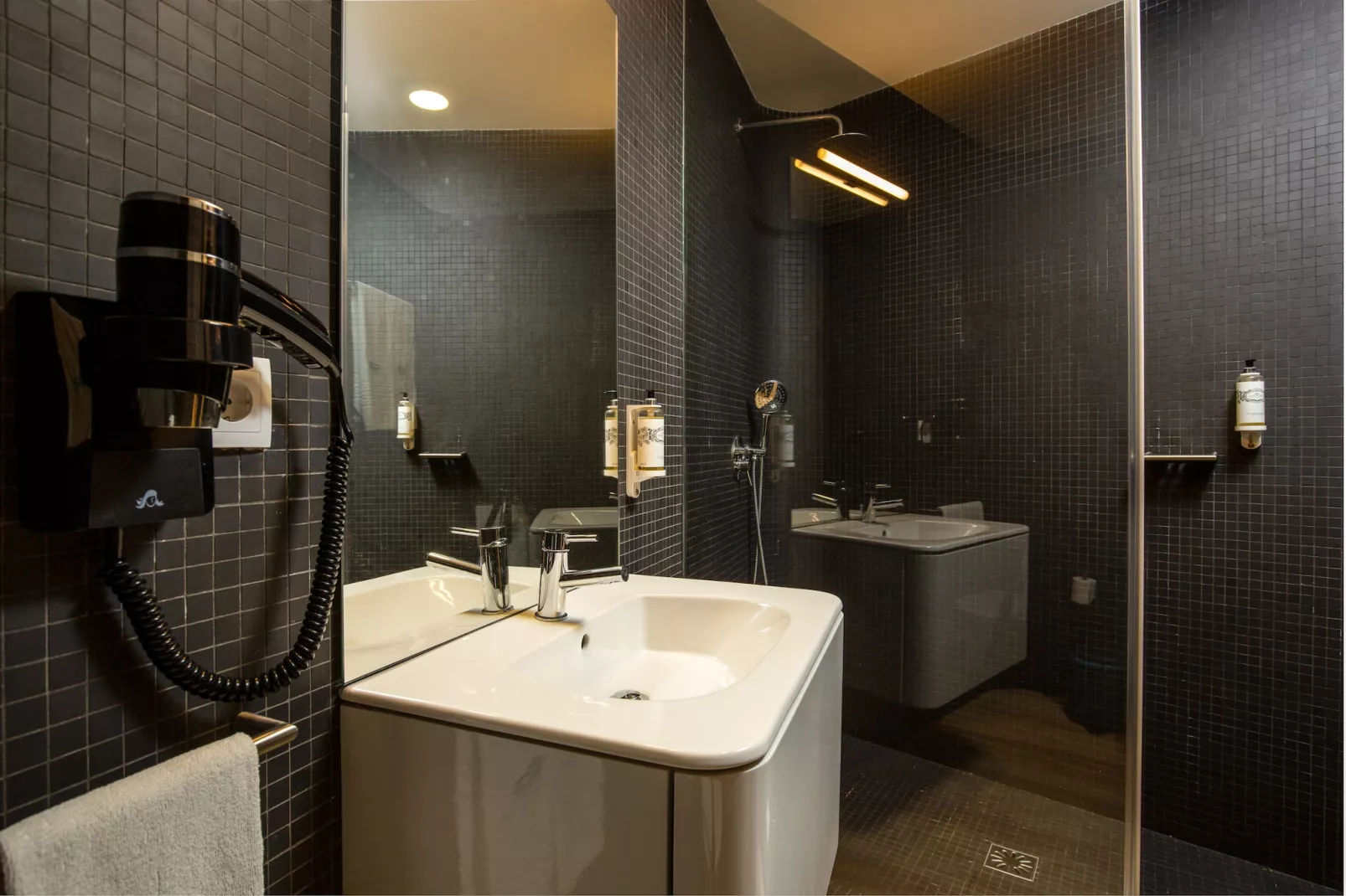 Feel Porto Codeçal Studio 1.2-Badkamer