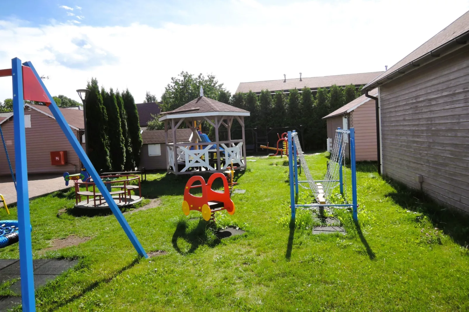 Domy wakacyjne w Międzyzdrojach z podgrzewanym basenem-Tuinen zomer