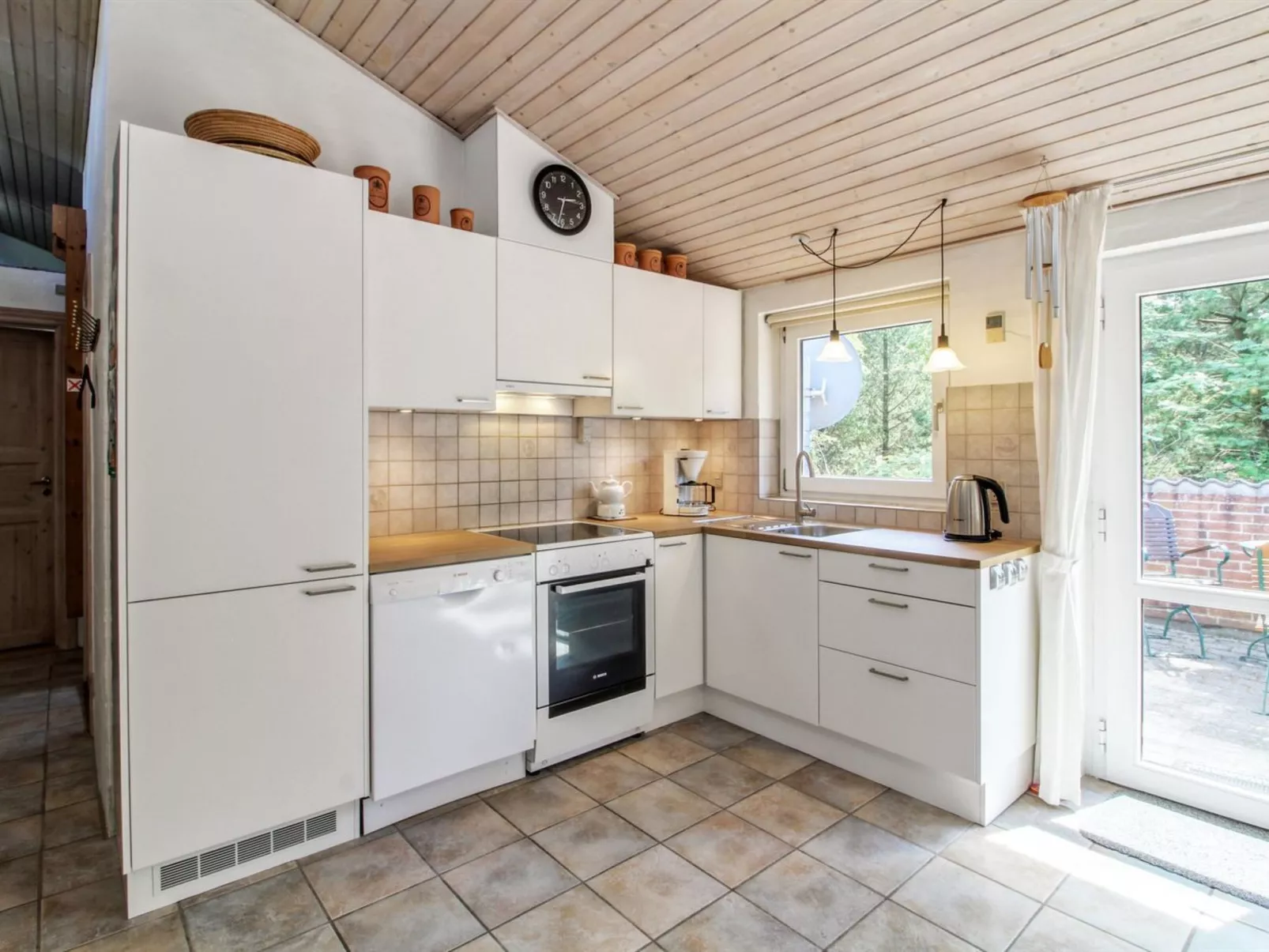 "Elsy" - 2.6km from the sea-Binnen