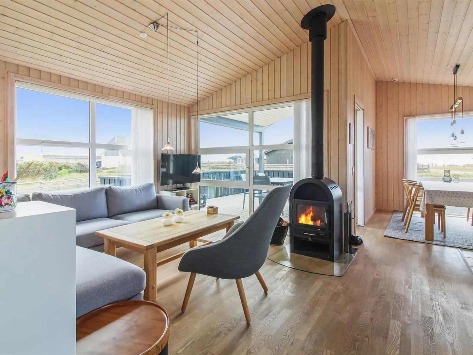 "Eyvin" - 100m from the sea-Binnen