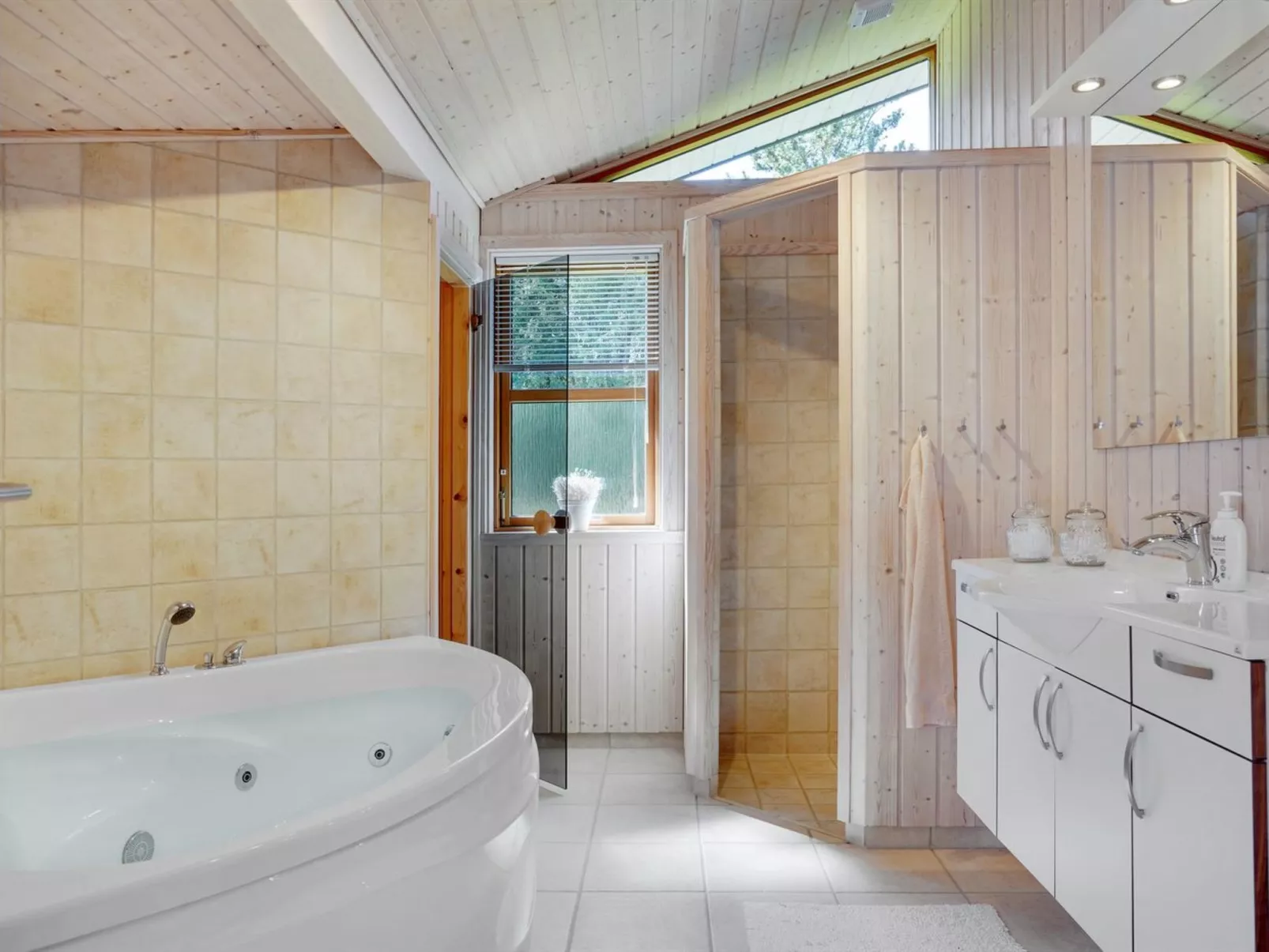 "Jelin" - 2.5km from the sea-Binnen