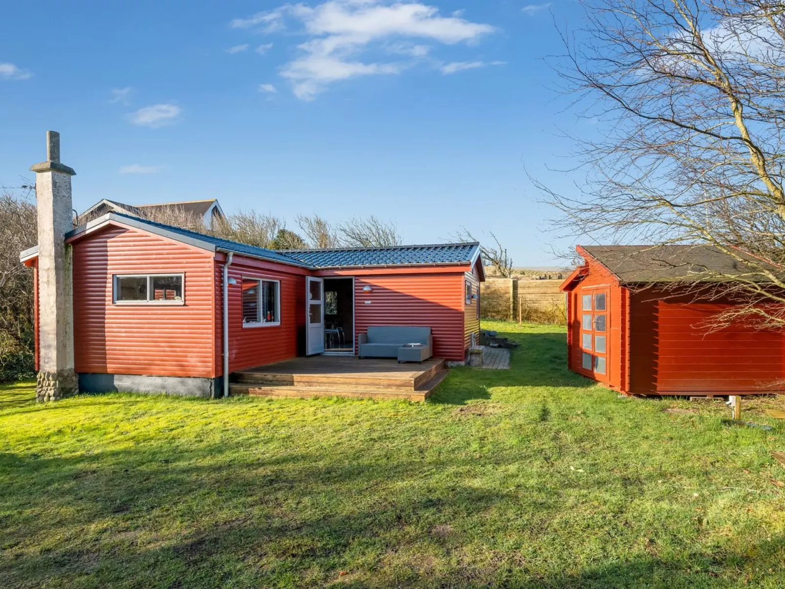 "Alpi" - 250m to the fjord-Buiten