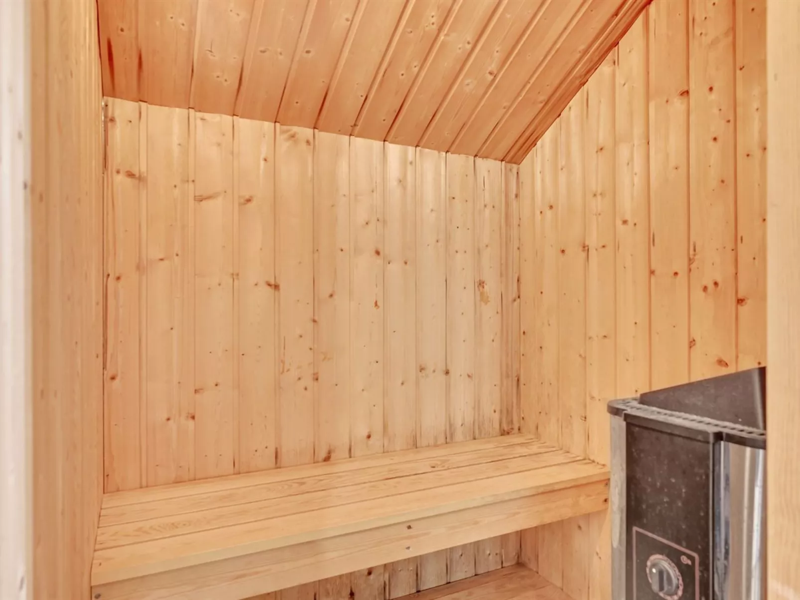 "Emly" - 1.1km from the sea-Binnen