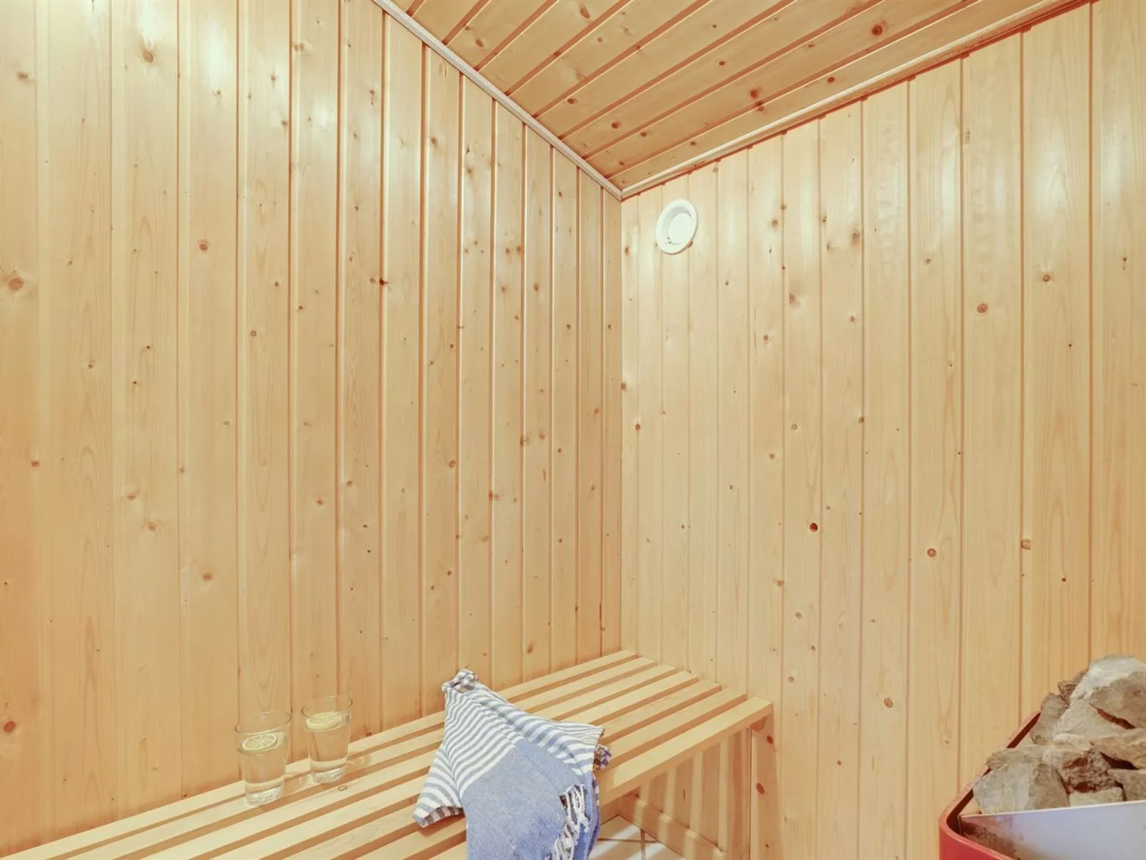 "Melanie" - 950m from the sea-Binnen