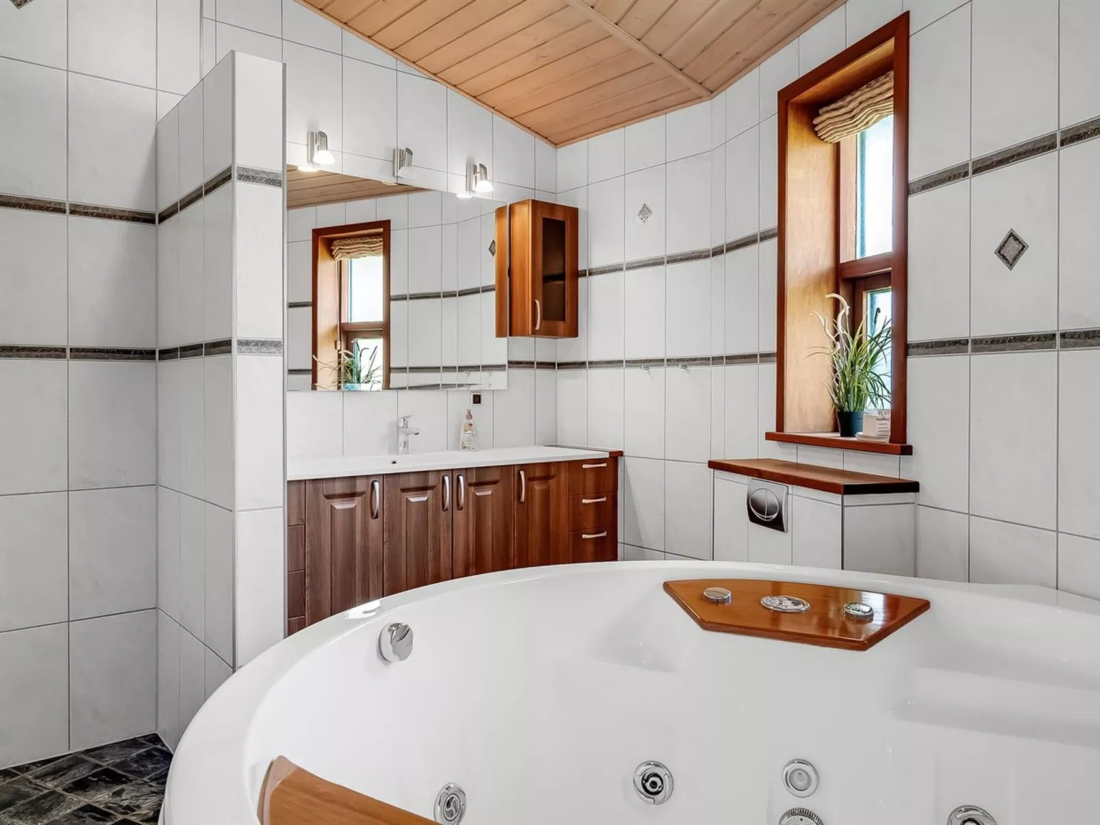 "Amundi" - 3.8km from the sea-Binnen