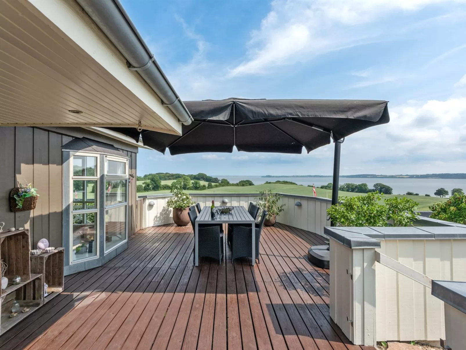 "Haraldina" - 350m to the fjord-Buiten