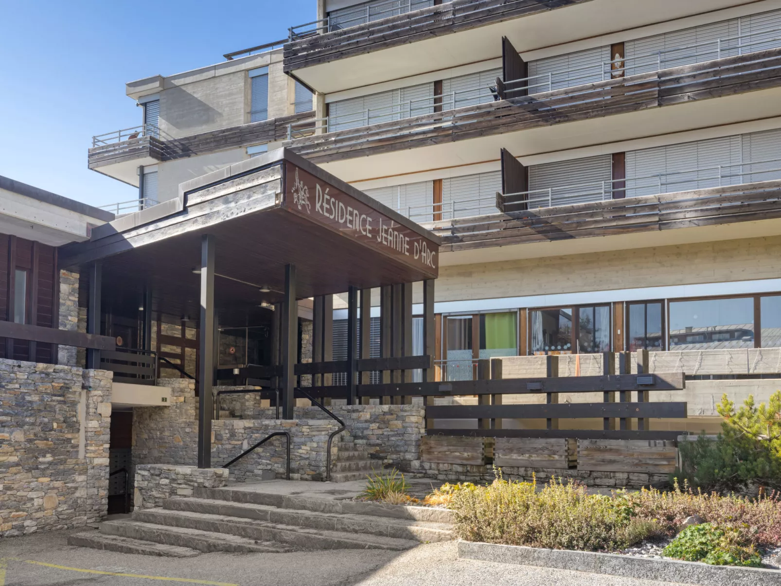 Jeanne D'Arc Apt. A-8-Buiten