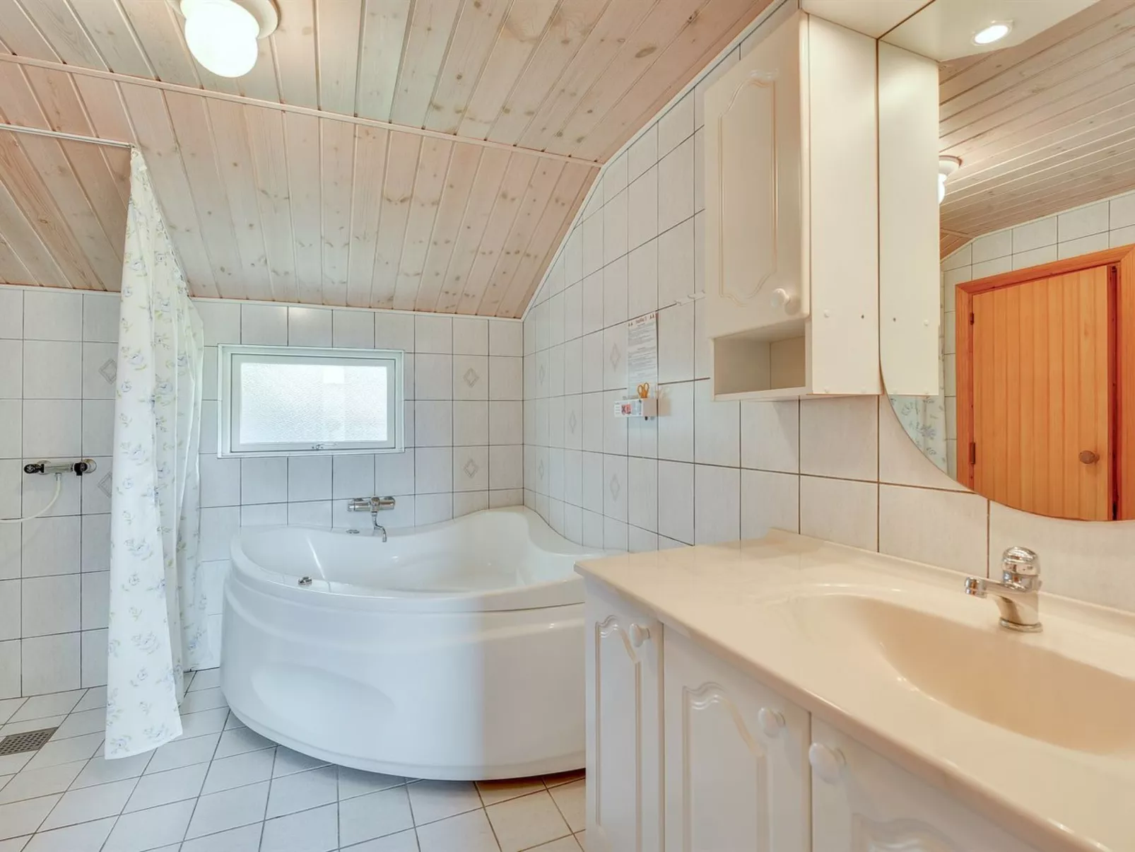 "Hildegarde" - 900m from the sea-Binnen