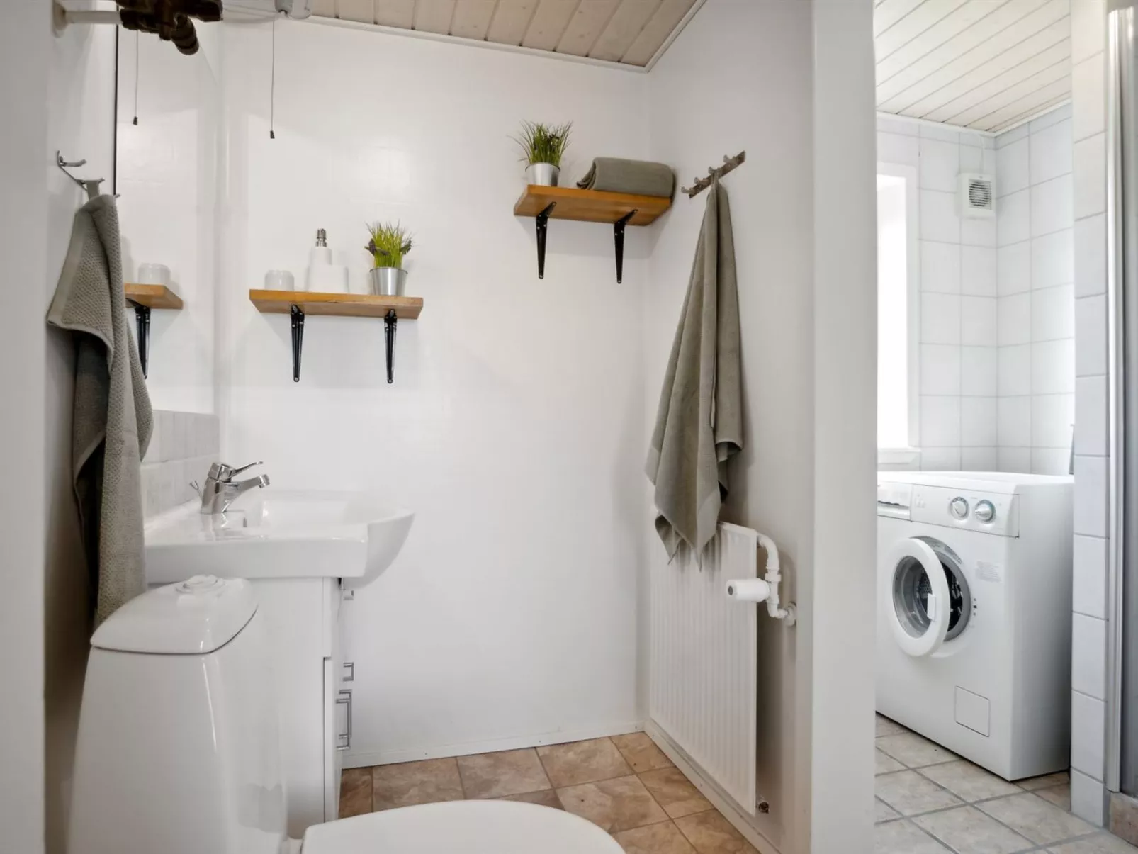 "Vappu" - 400m to the fjord-Binnen