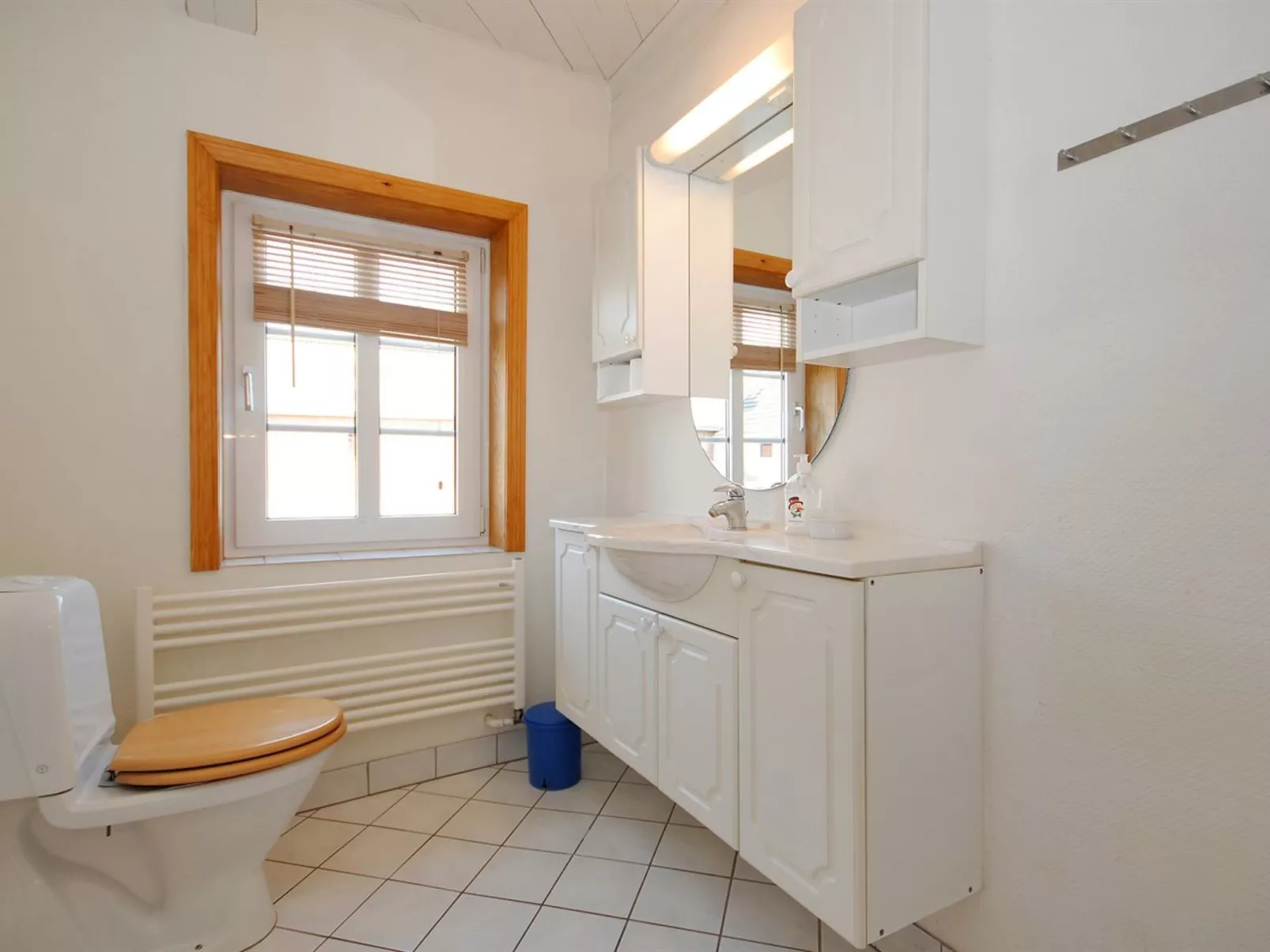 "Alois" - 1km to the fjord-Binnen