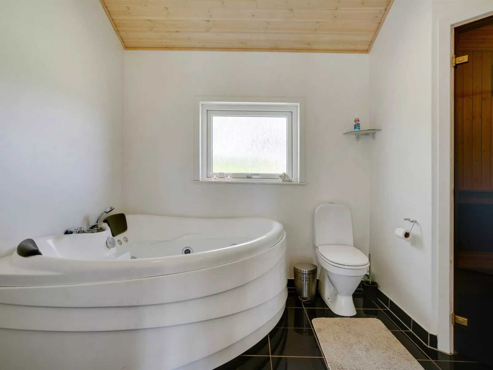 "Ebbi" - 36km from the sea-Binnen