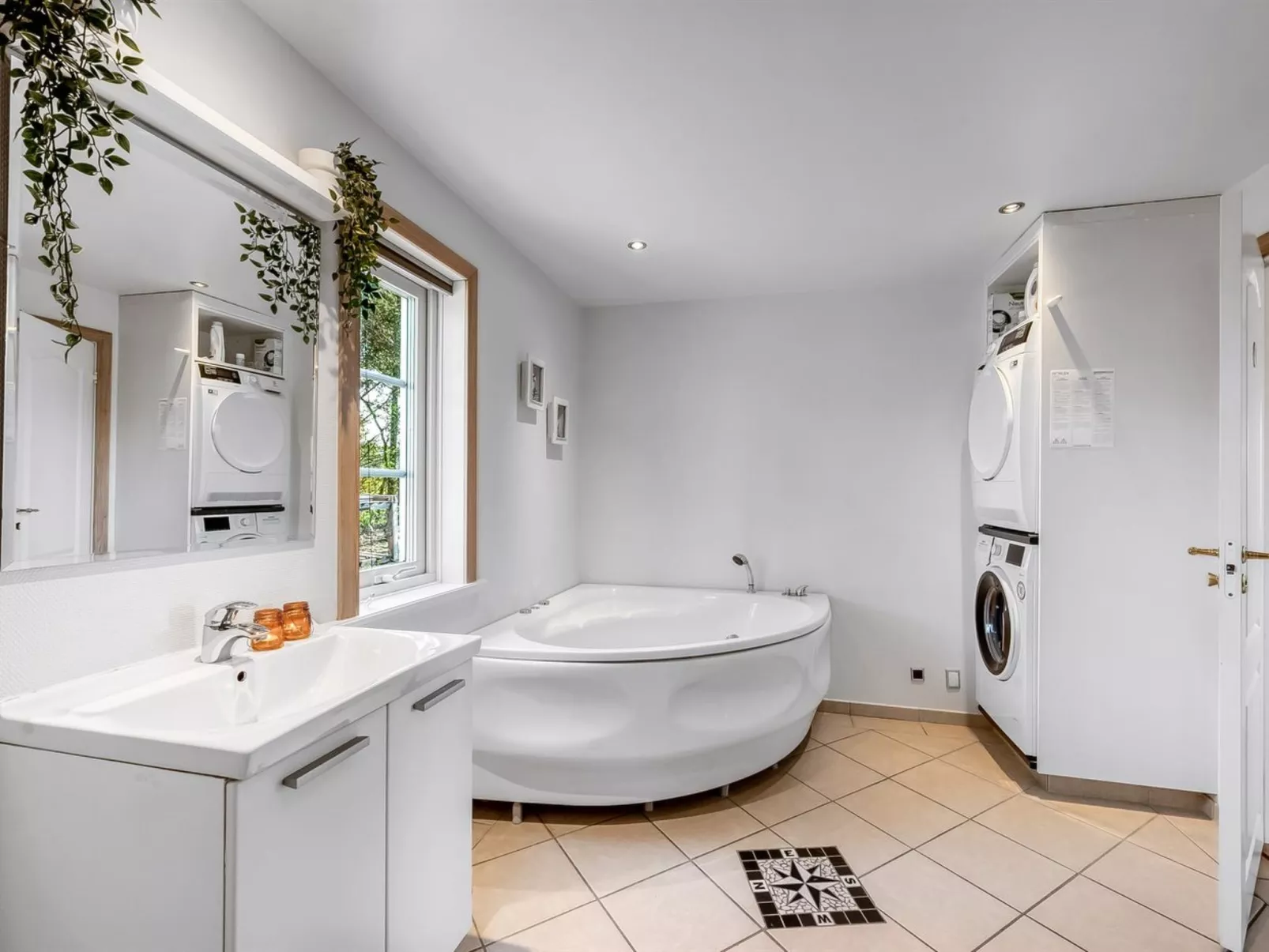 "Adelia" - 850m to the fjord-Binnen