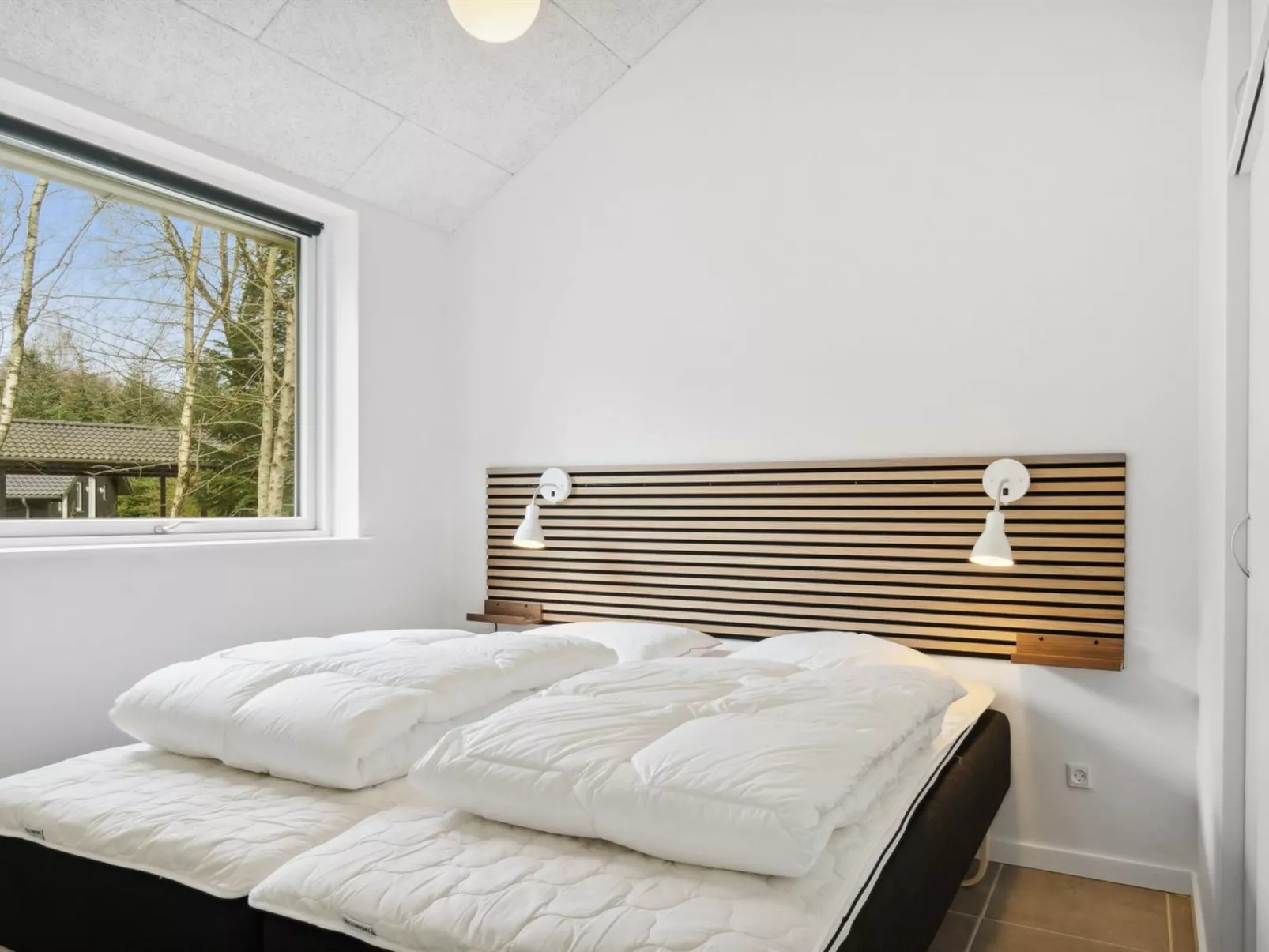 "Human" - 10.5km from the sea-Binnen