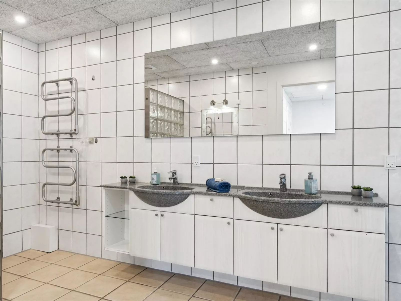 "Elaine" - 350m from the sea-Binnen