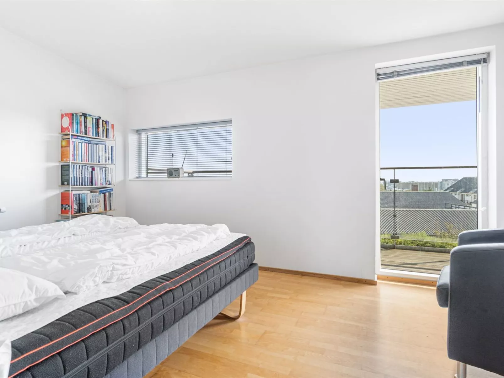 "Kimi" - 100m from the sea-Binnen