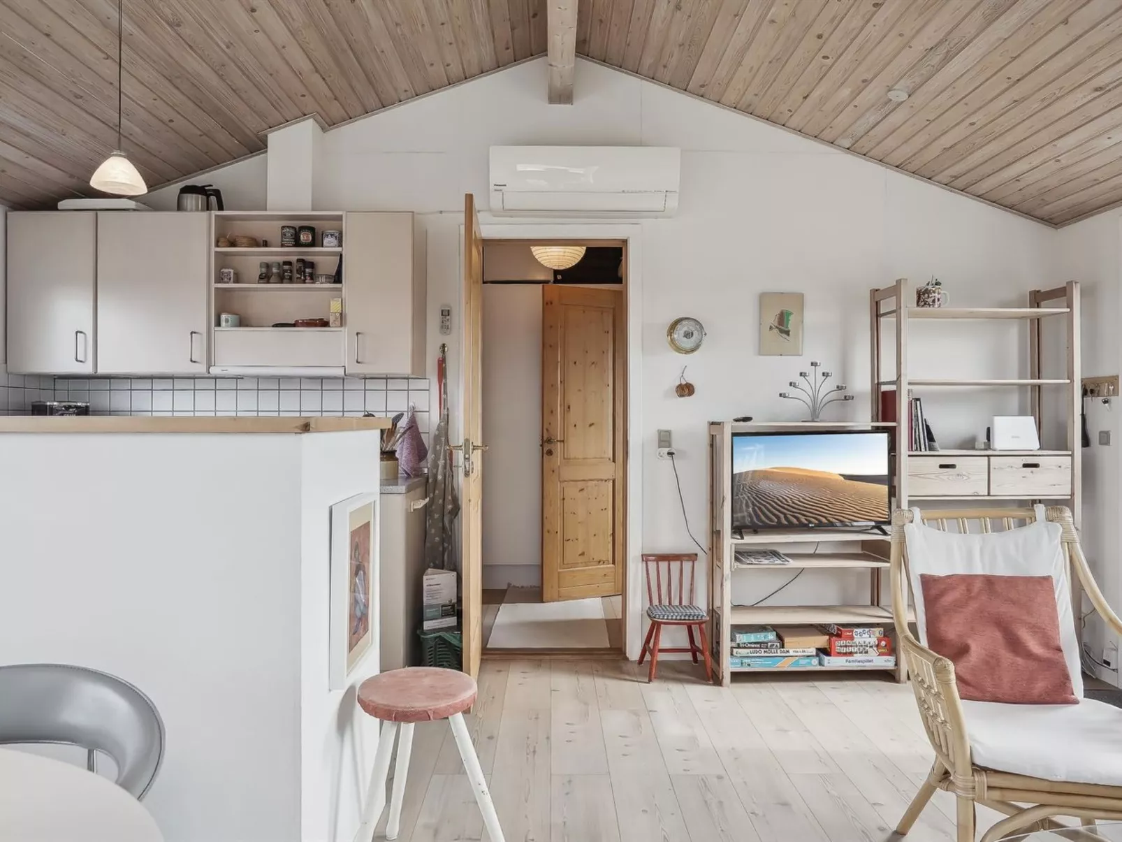 "Nikoletta" - 50m from the sea-Binnen