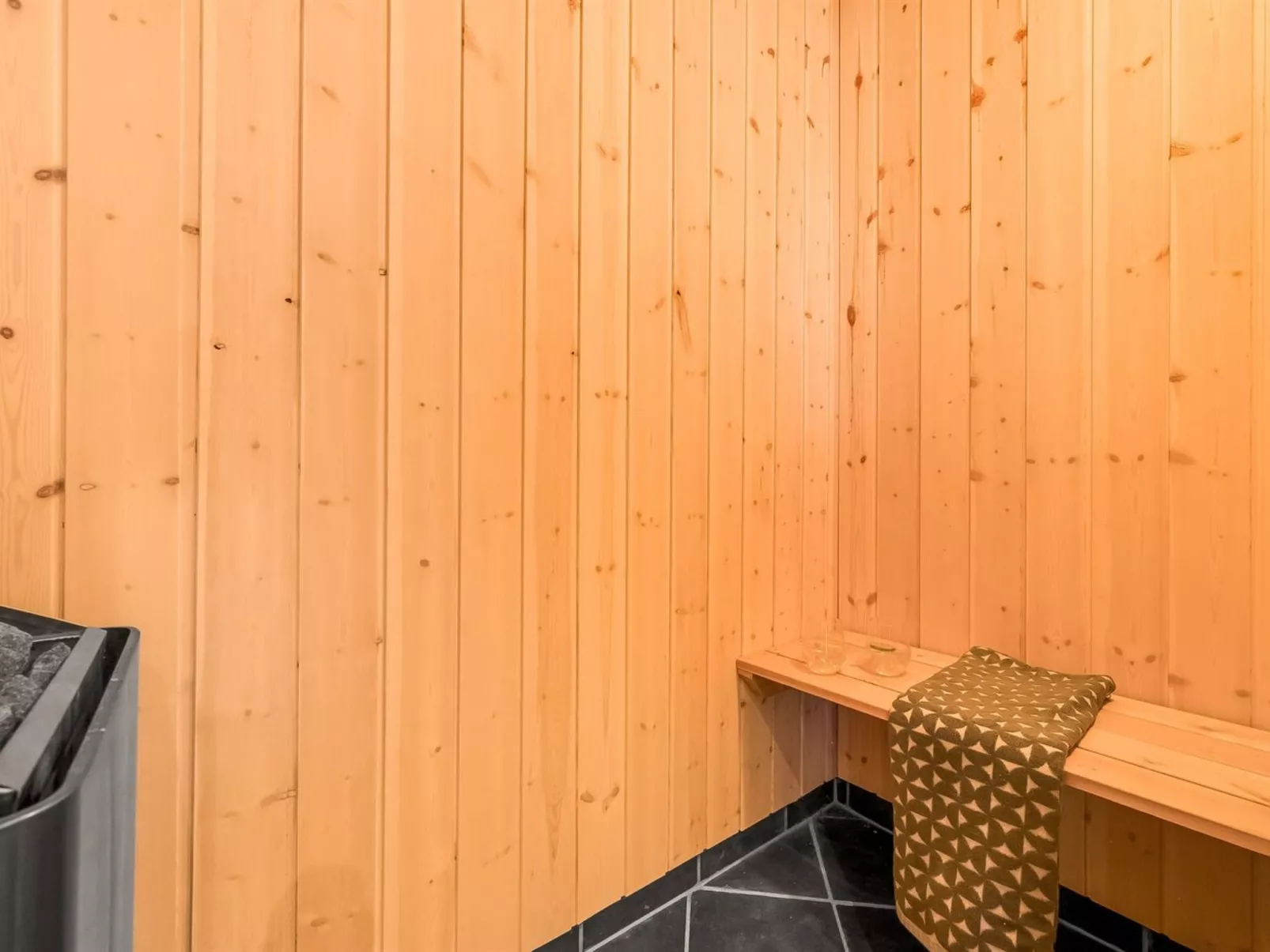 "Hendrina" - 250m to the fjord-Binnen