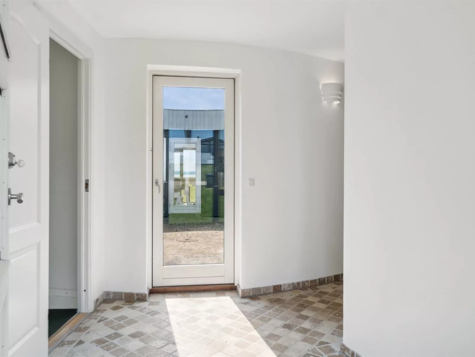 "Vemund" - 100m to the fjord-Binnen