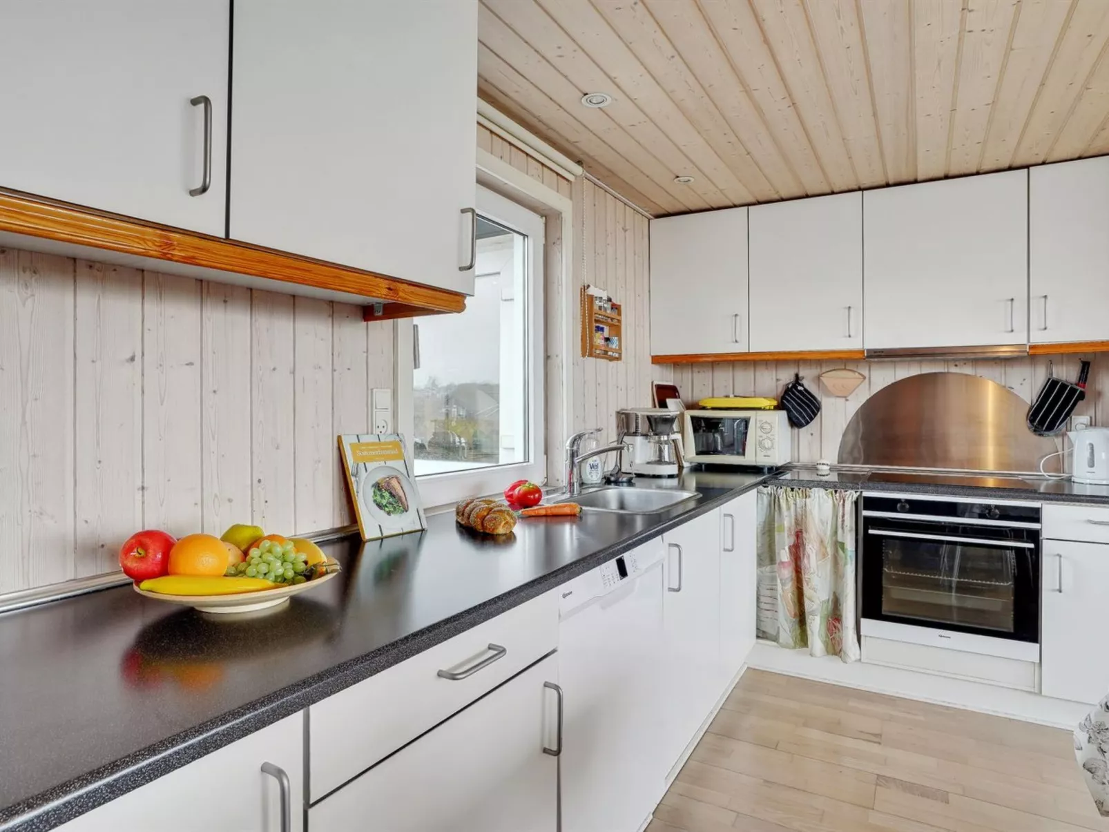 "Ormar" - 100m to the fjord-Binnen