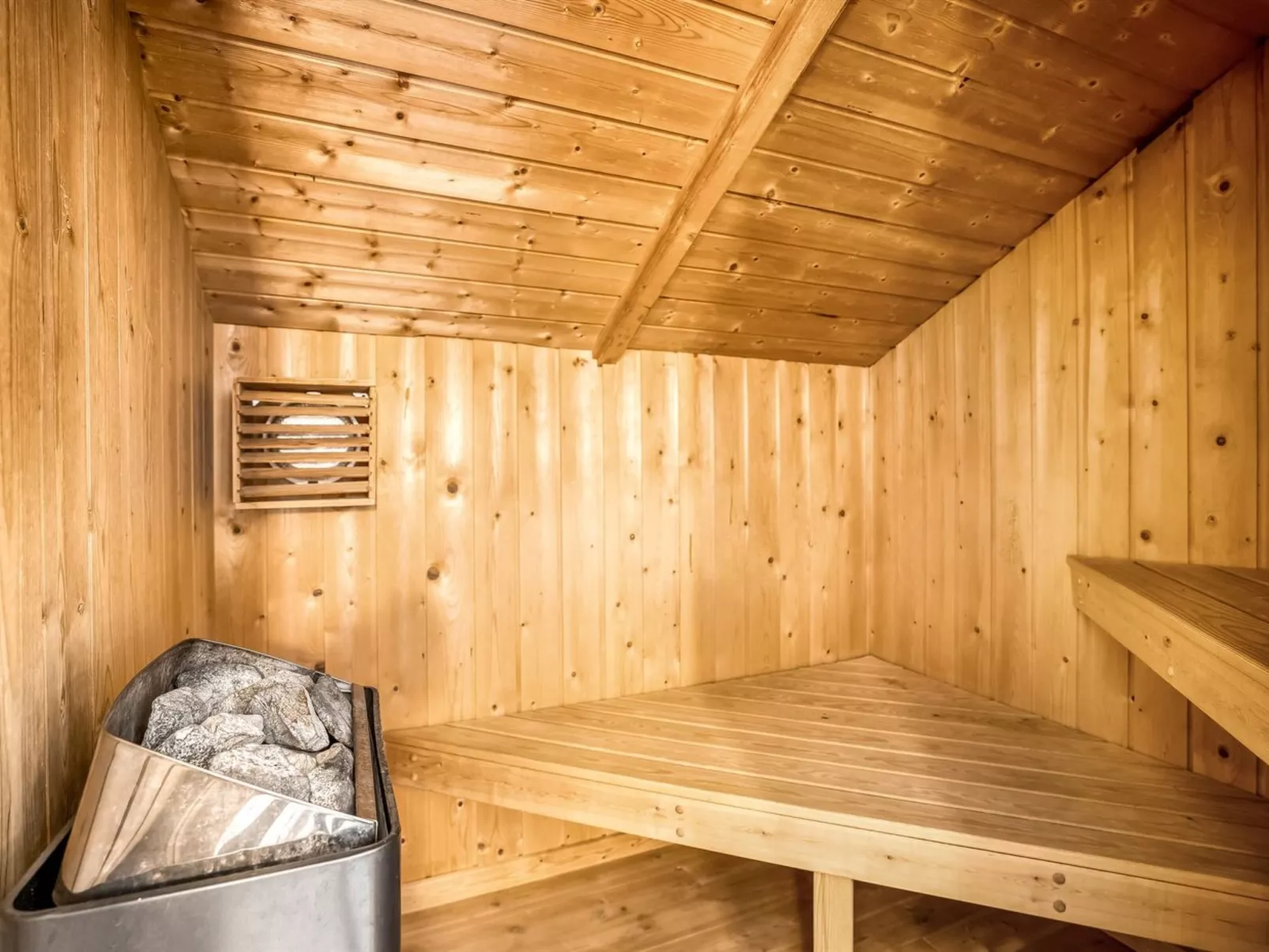 "Bjart" - 1.5km from the sea-Binnen