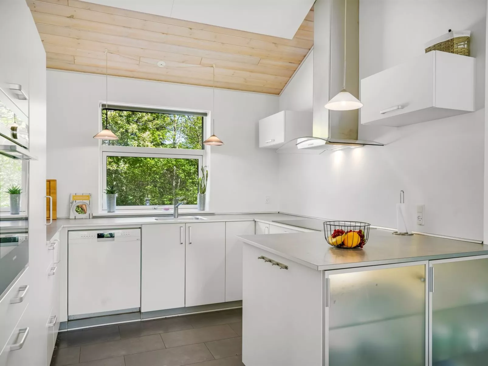 "Ahto" - 600m to the fjord-Binnen