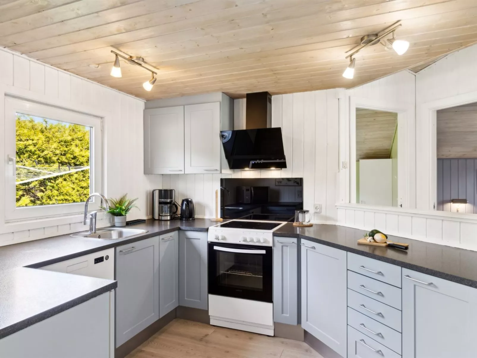 "Amiira" - 500m from the sea-Binnen