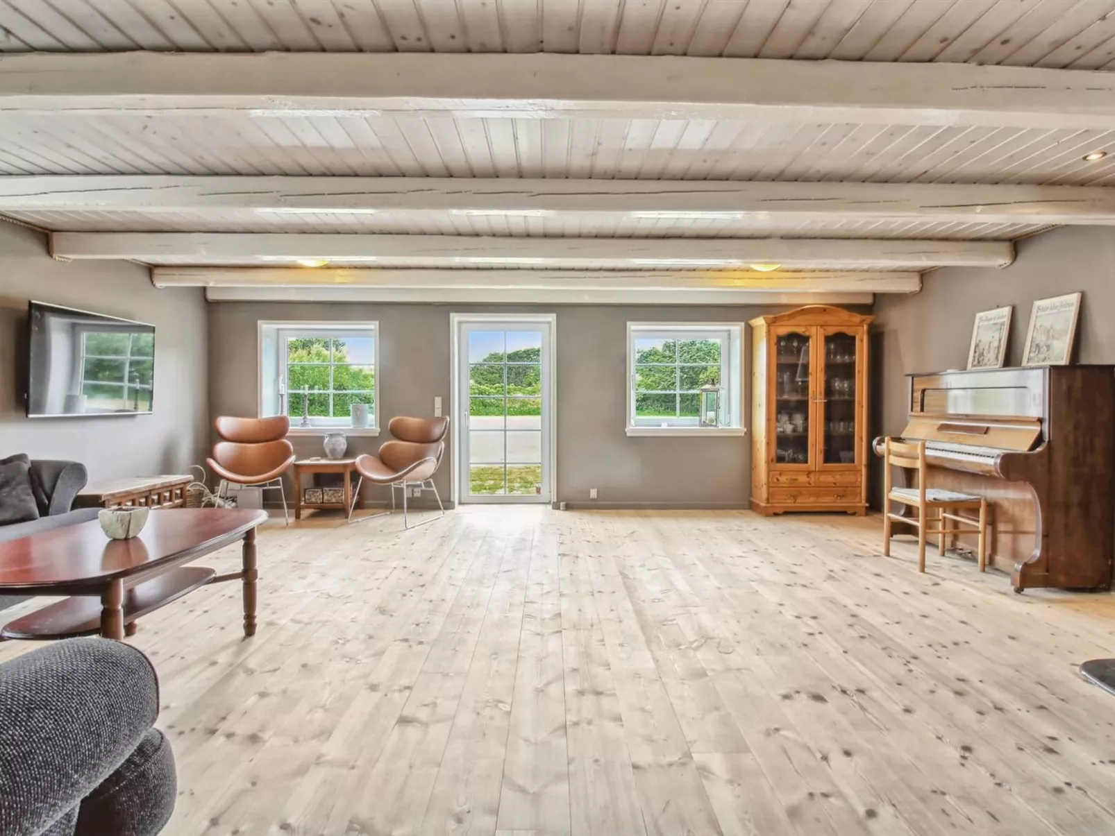 "Law" - 400m from the sea-Binnen