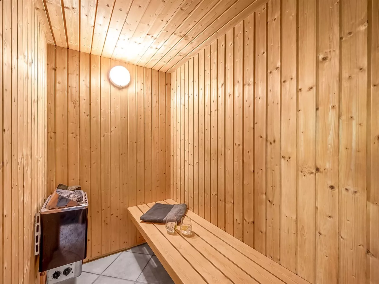 "Efka" - 600m to the fjord-Binnen