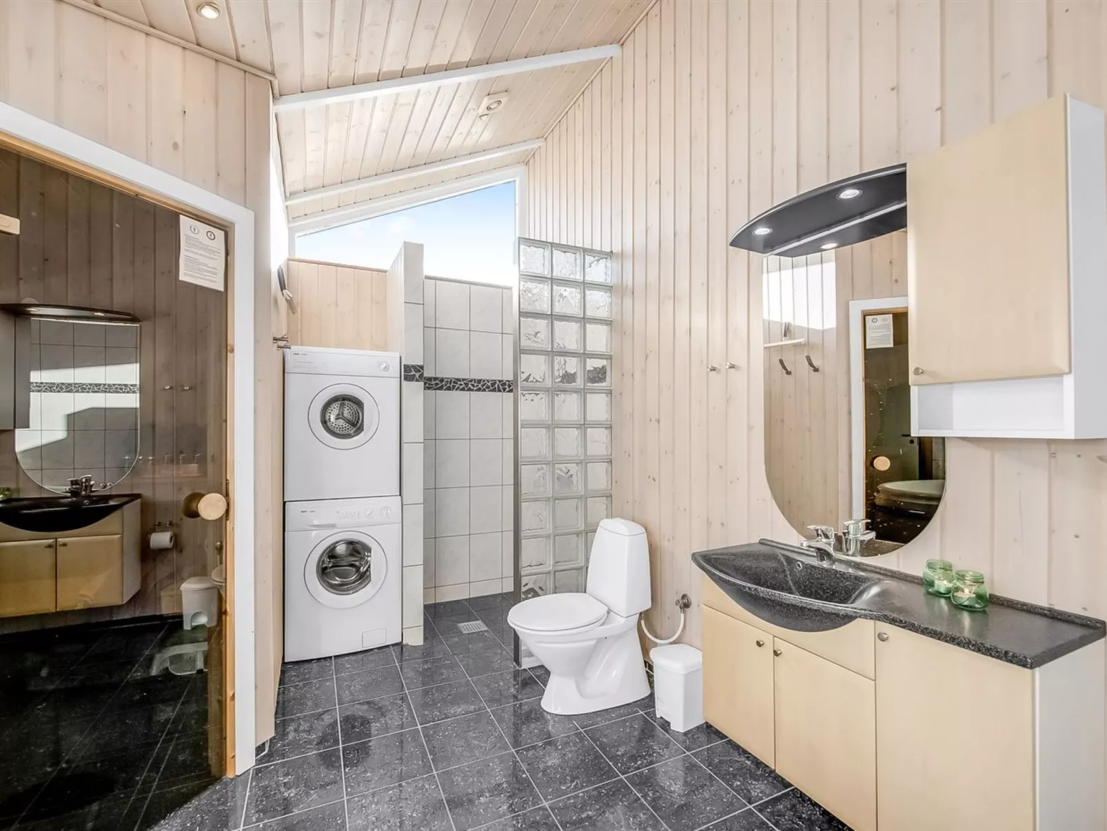 "Asgard" - 800m to the fjord-Binnen