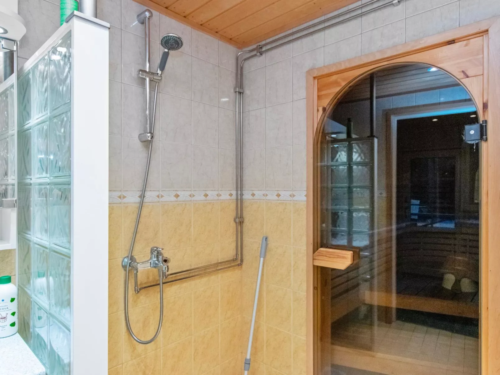 Villa blomvik-Binnen